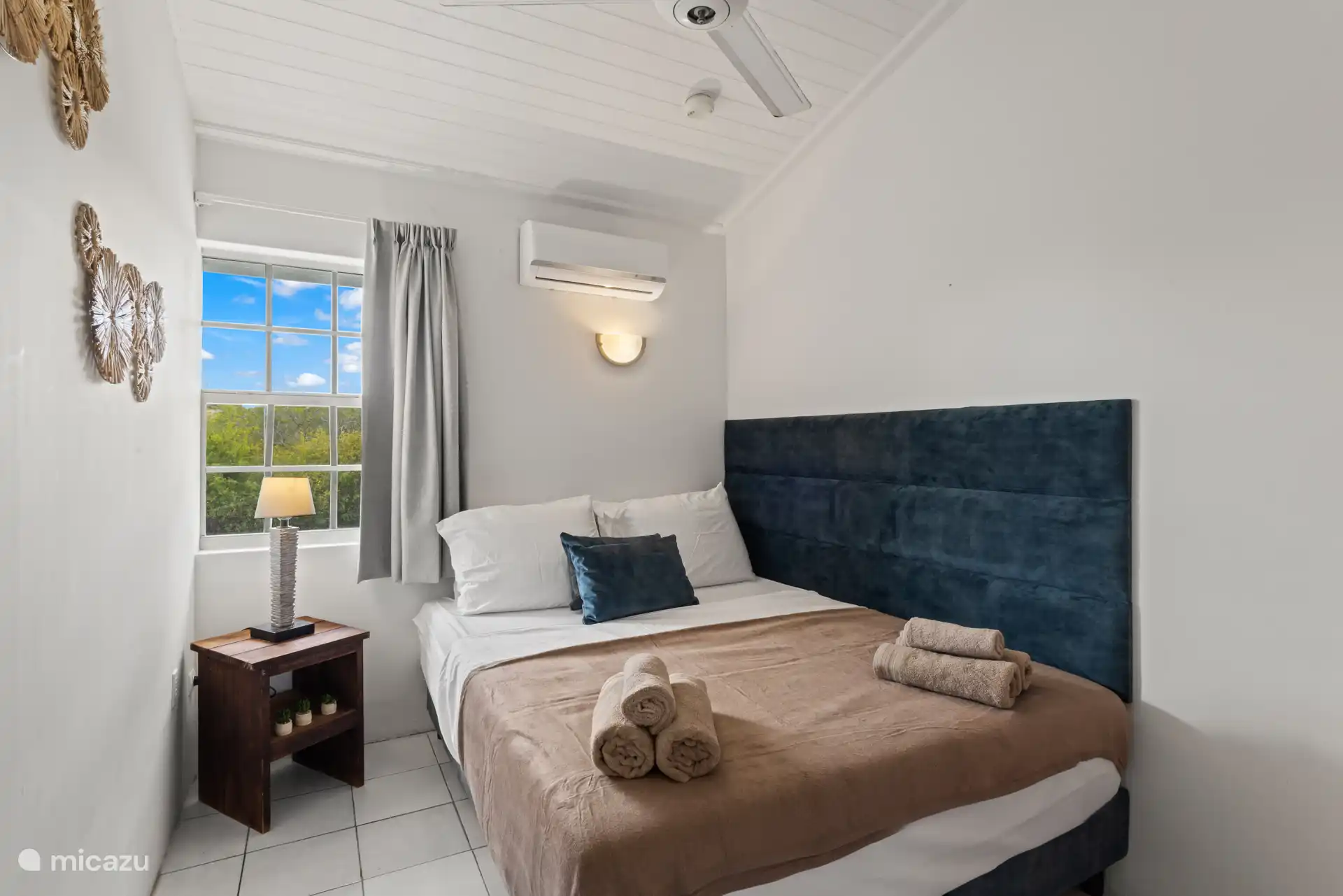 Chambre 3 (premier étage)
Une chambre douillette au rez-de-chaussée, où l’on peut rêver sous le soleil tropical de Curaçao