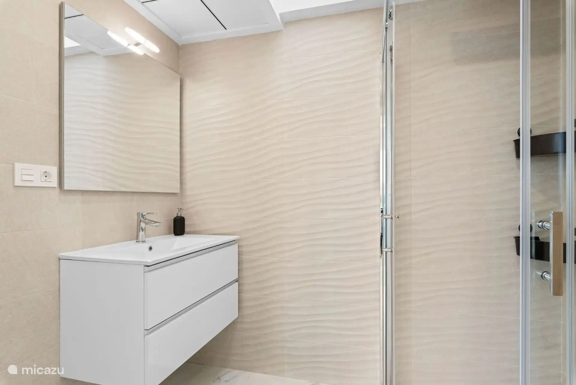 Ensuite badkamer met slaapkamer eerste verdieping