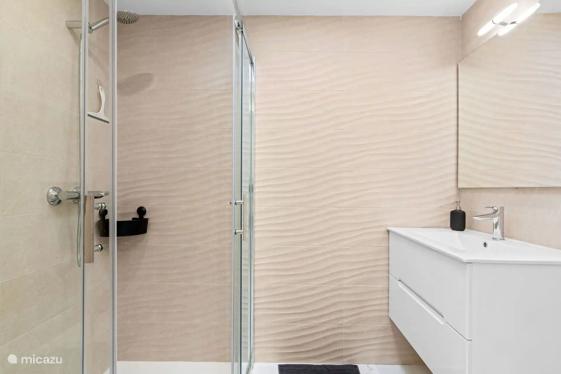 En suite badkamer met slaapkamer twee enkelbedden