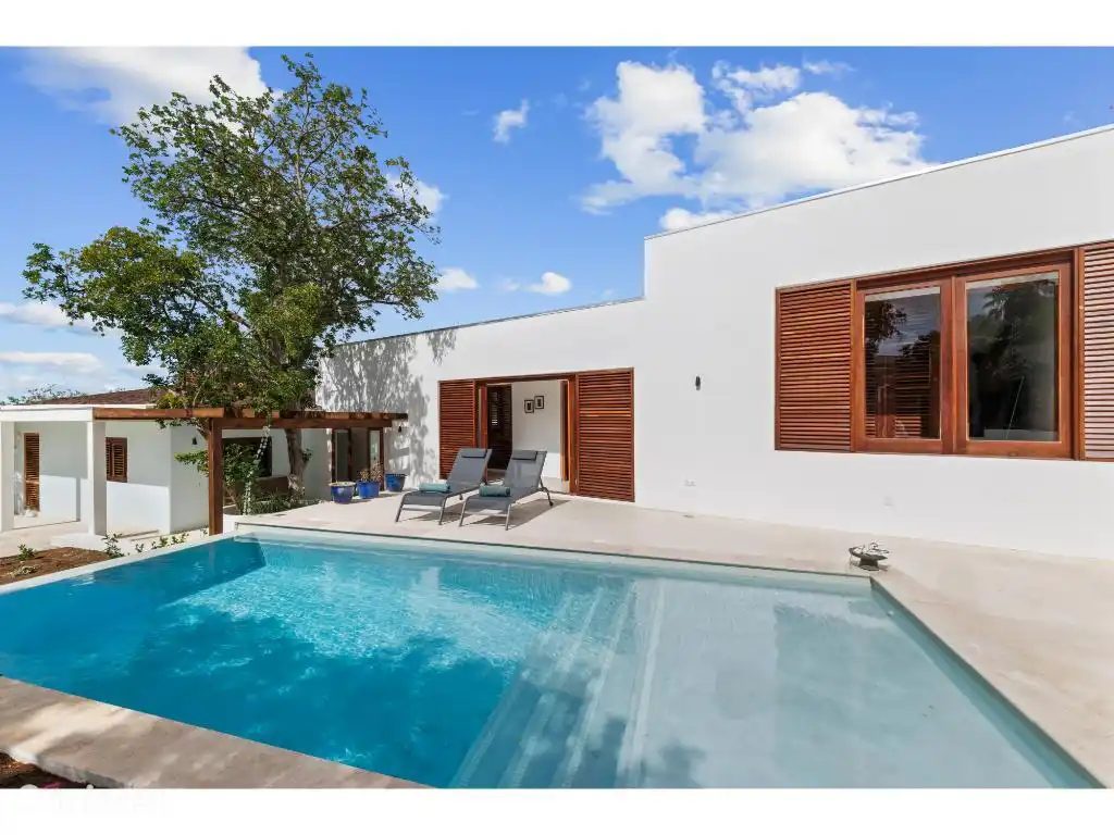 Infinity pool with sun terrace