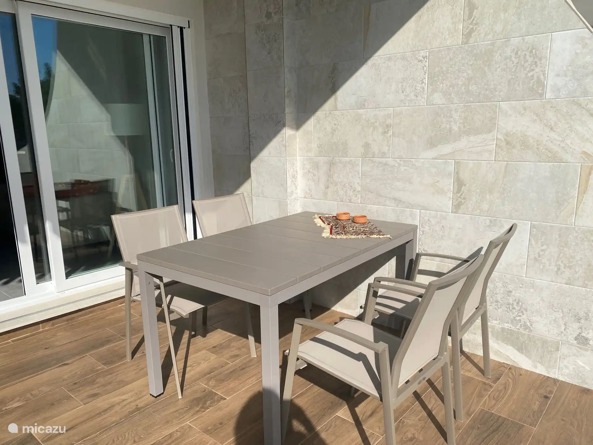 heerlijk terras gelegen op het zuiden