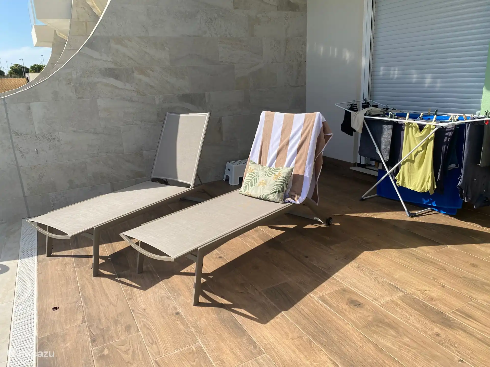 2 ligbedjes, intussen is er een inklapbare wanddroogmolen geplaatst aan de muur