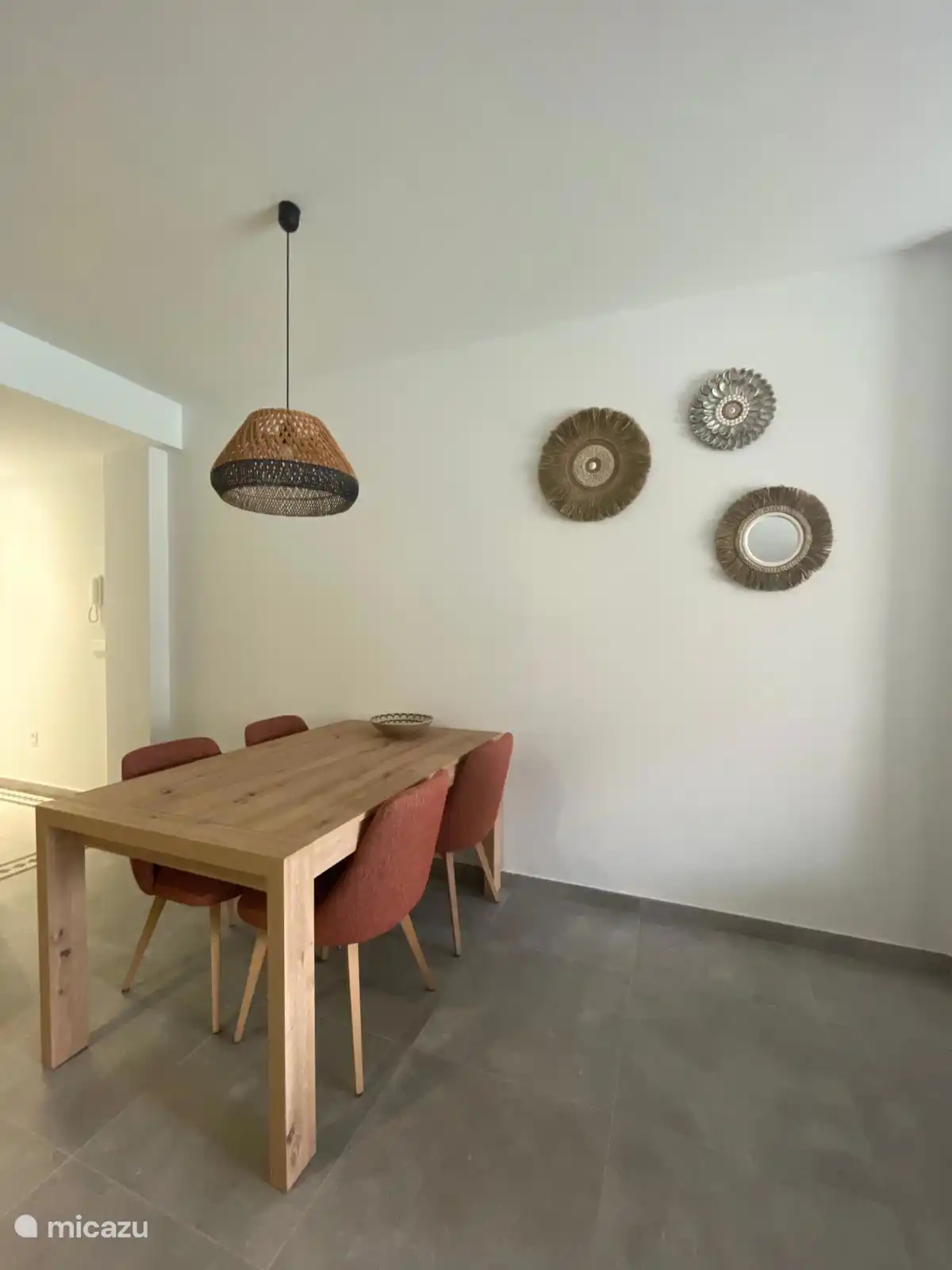 eettafel met 4 eetstoelen