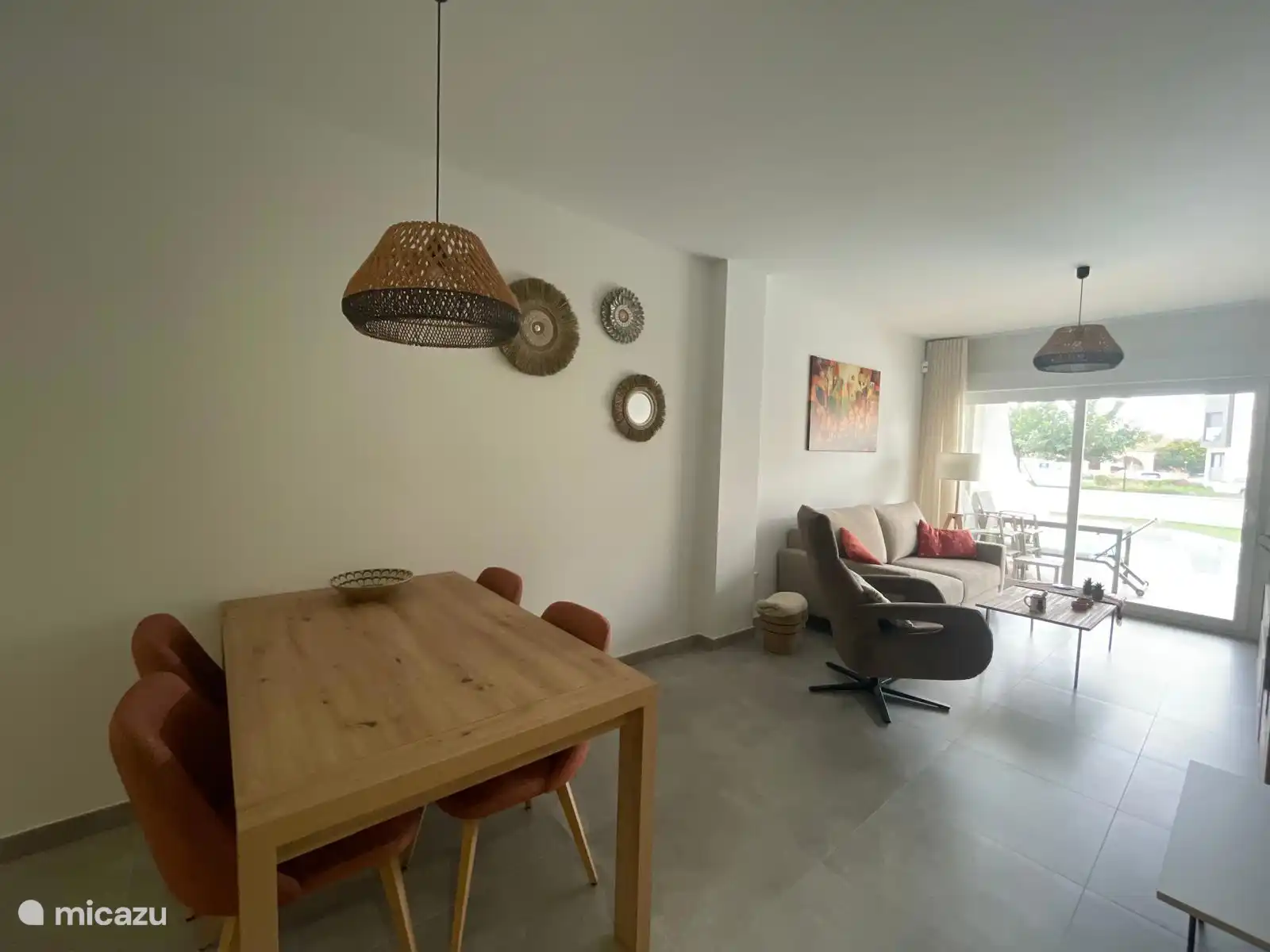 vanuit een andere hoek, eettafel/ woonkamer