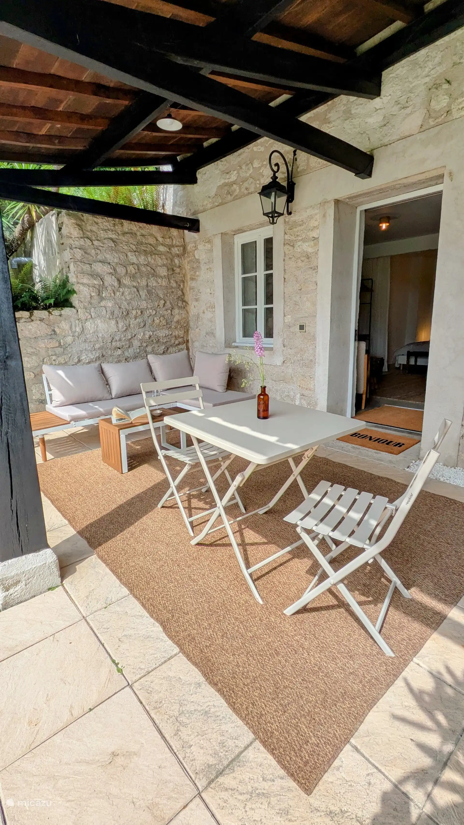 Teilweise überdachte Terrasse