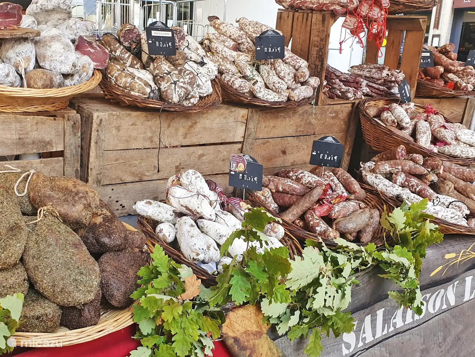 Heerlijk proeven op de markt op zondagochtend in Montcuq