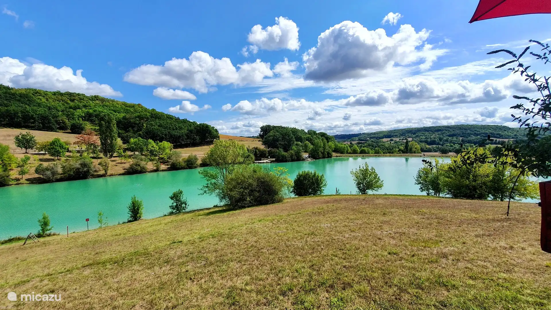 Het meer en strand van Montcuq