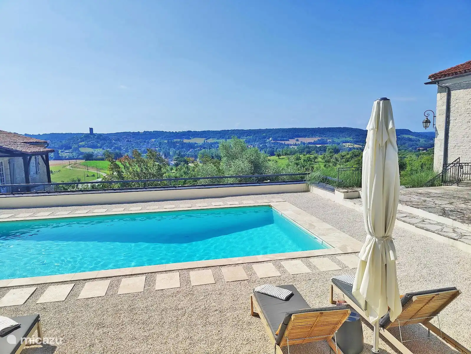 Panoramisch uitzicht bij het zoutwaterzwembad