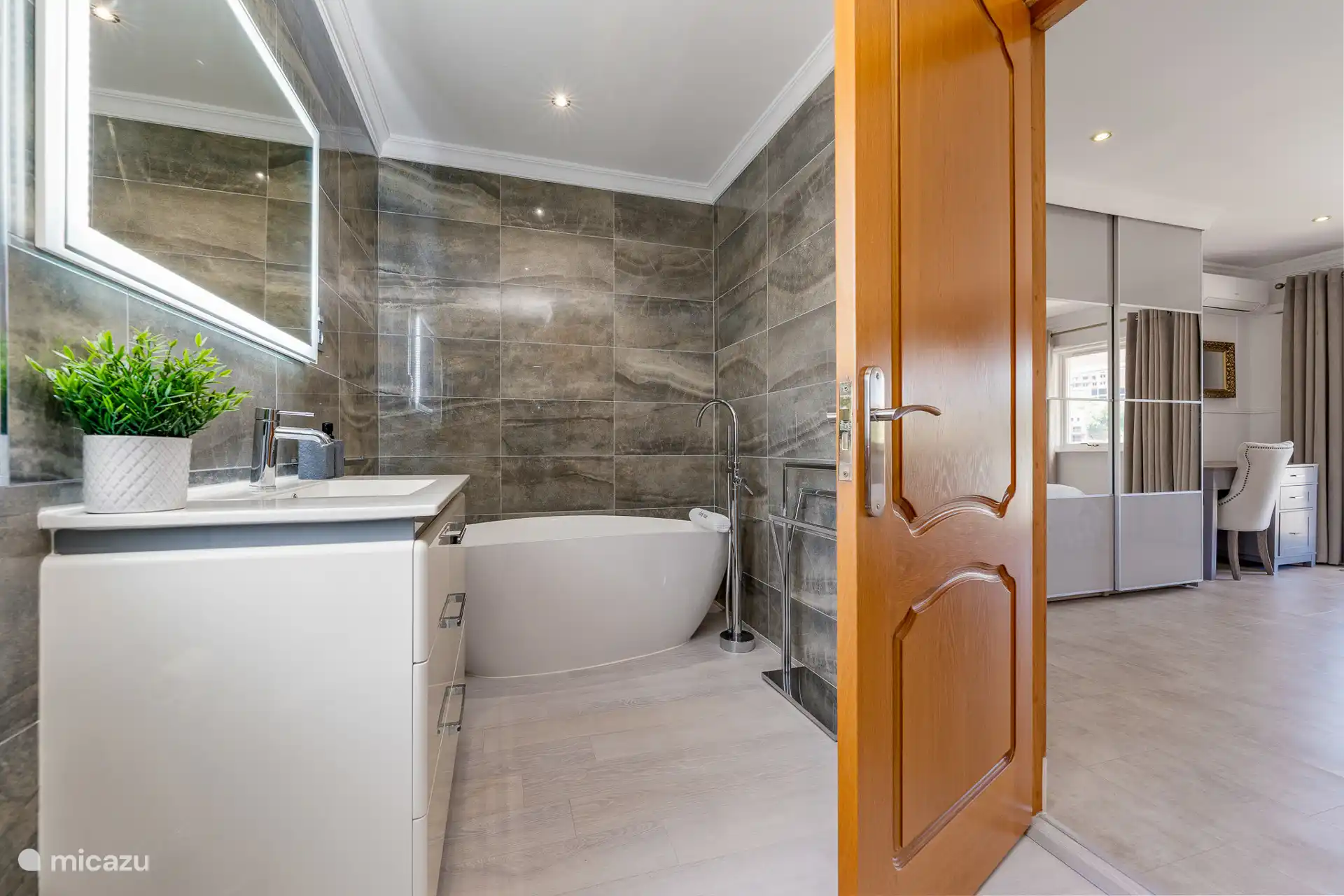 Badkamer en suite slaapkamer 1