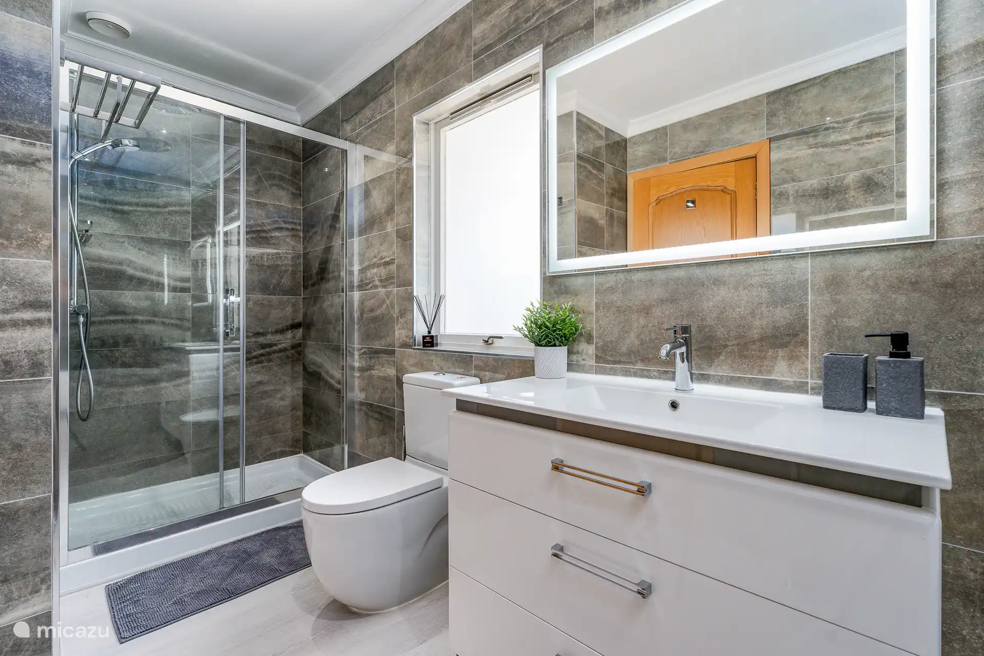 Badkamer en suite slaapkamer 1