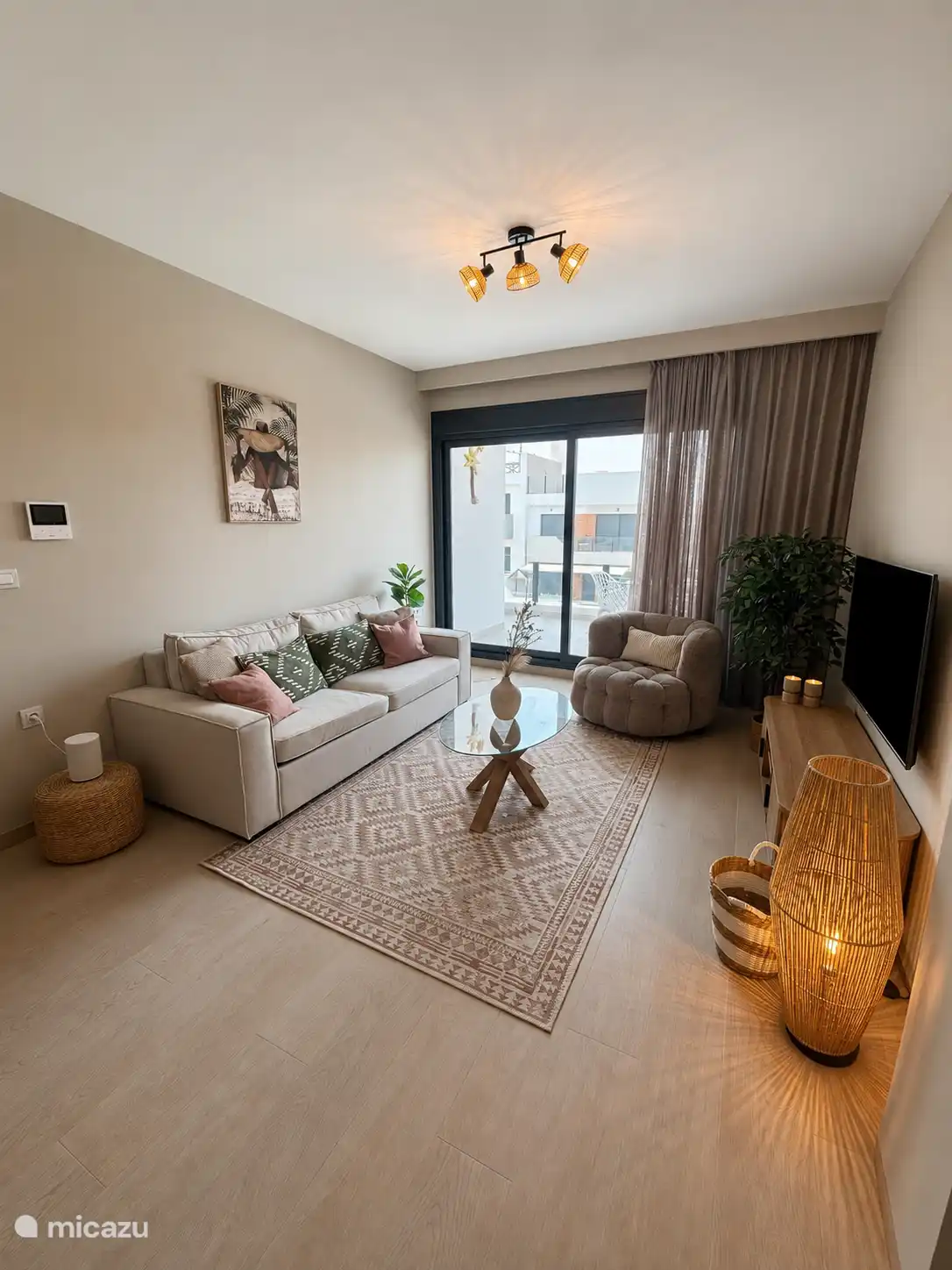Woonkamer vanuit hoek 2