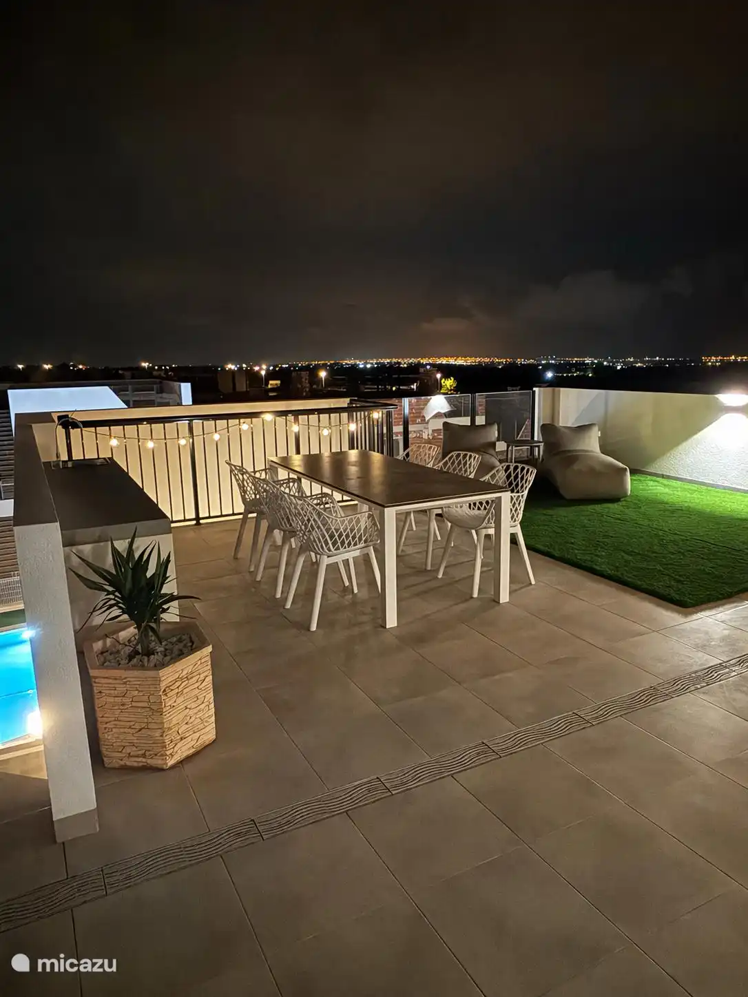 Dakterras in de avond met panoramisch uitzicht