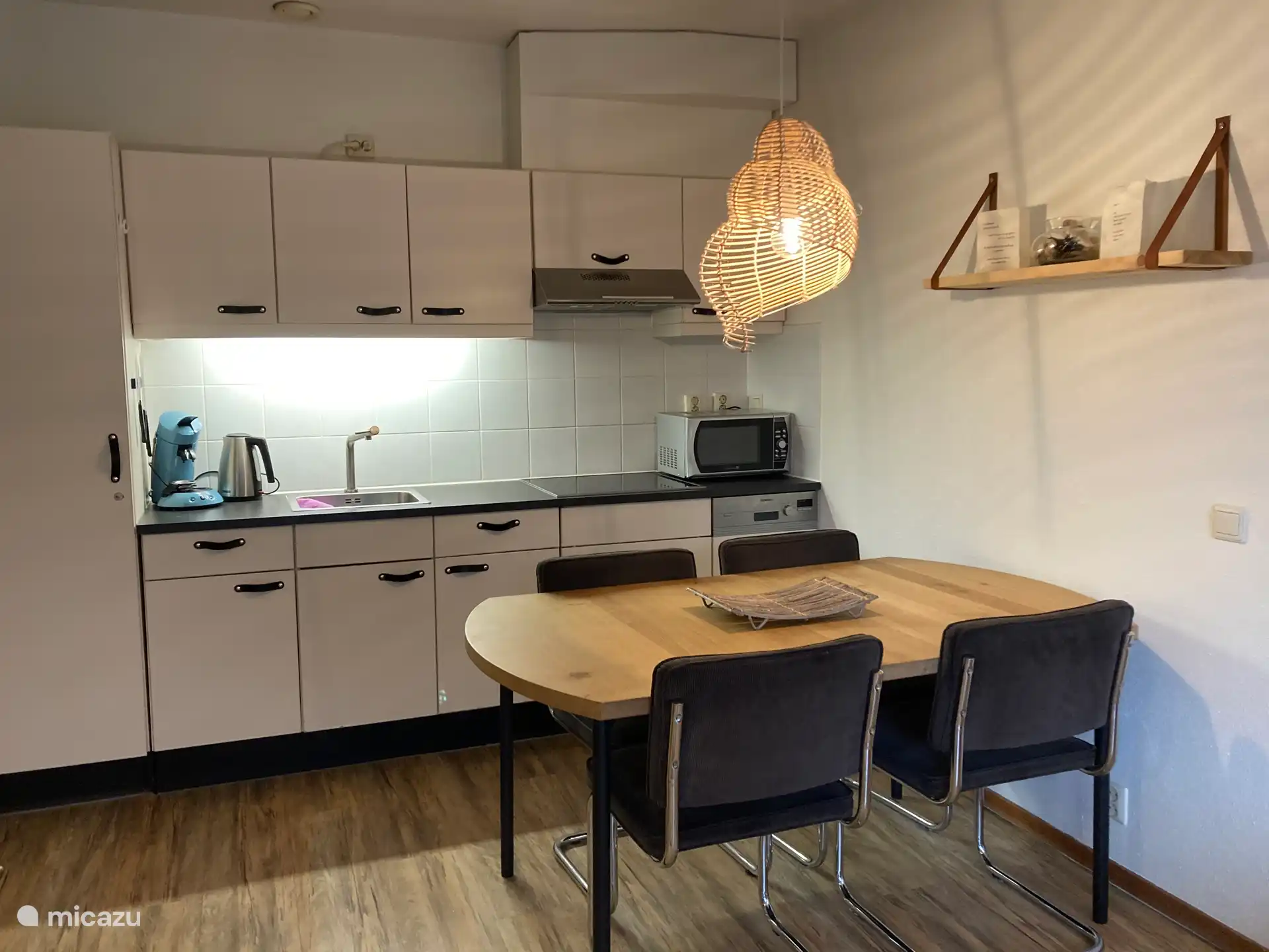 open keuken met eettafel