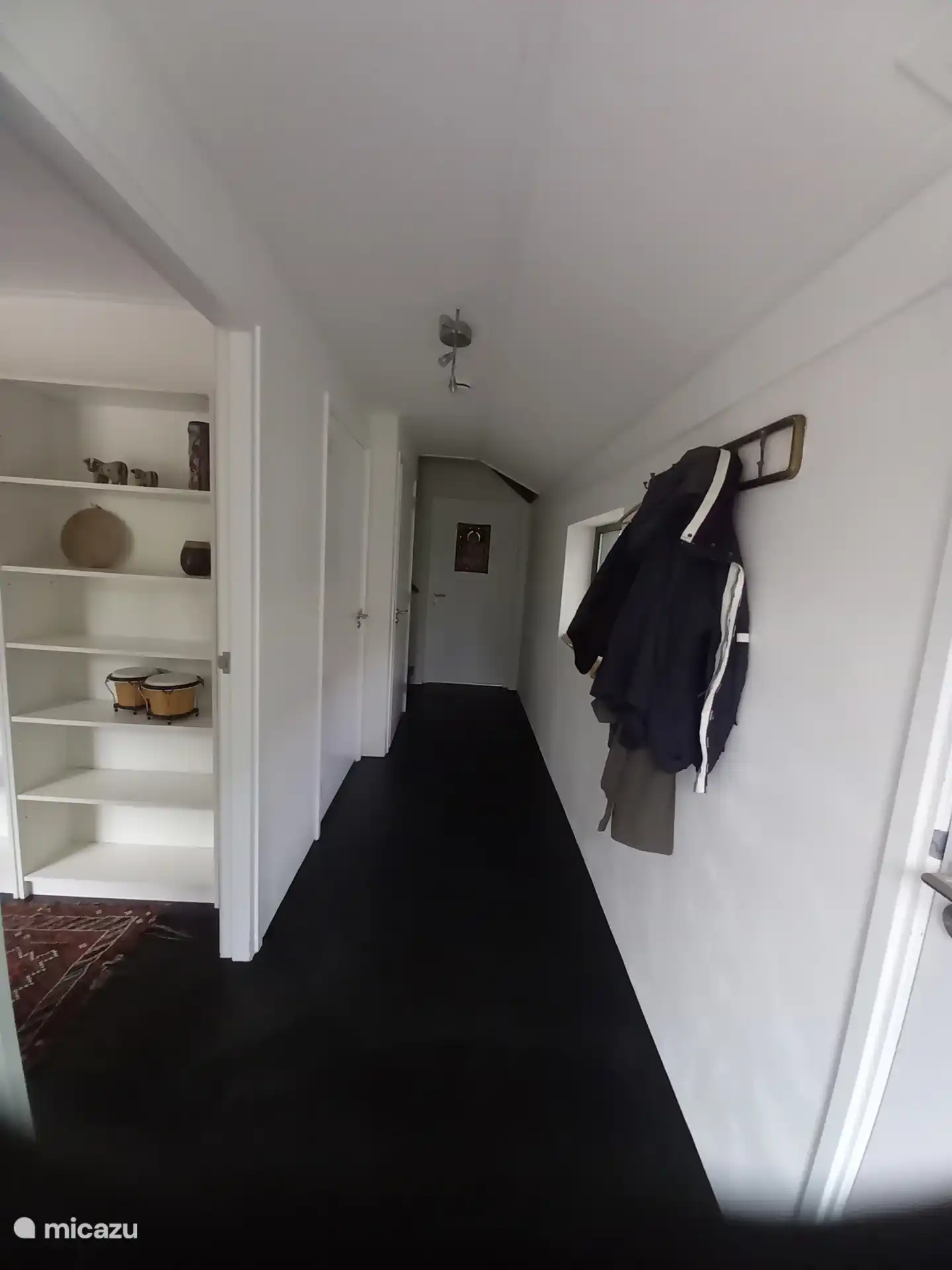 Pasillo, guardarropa