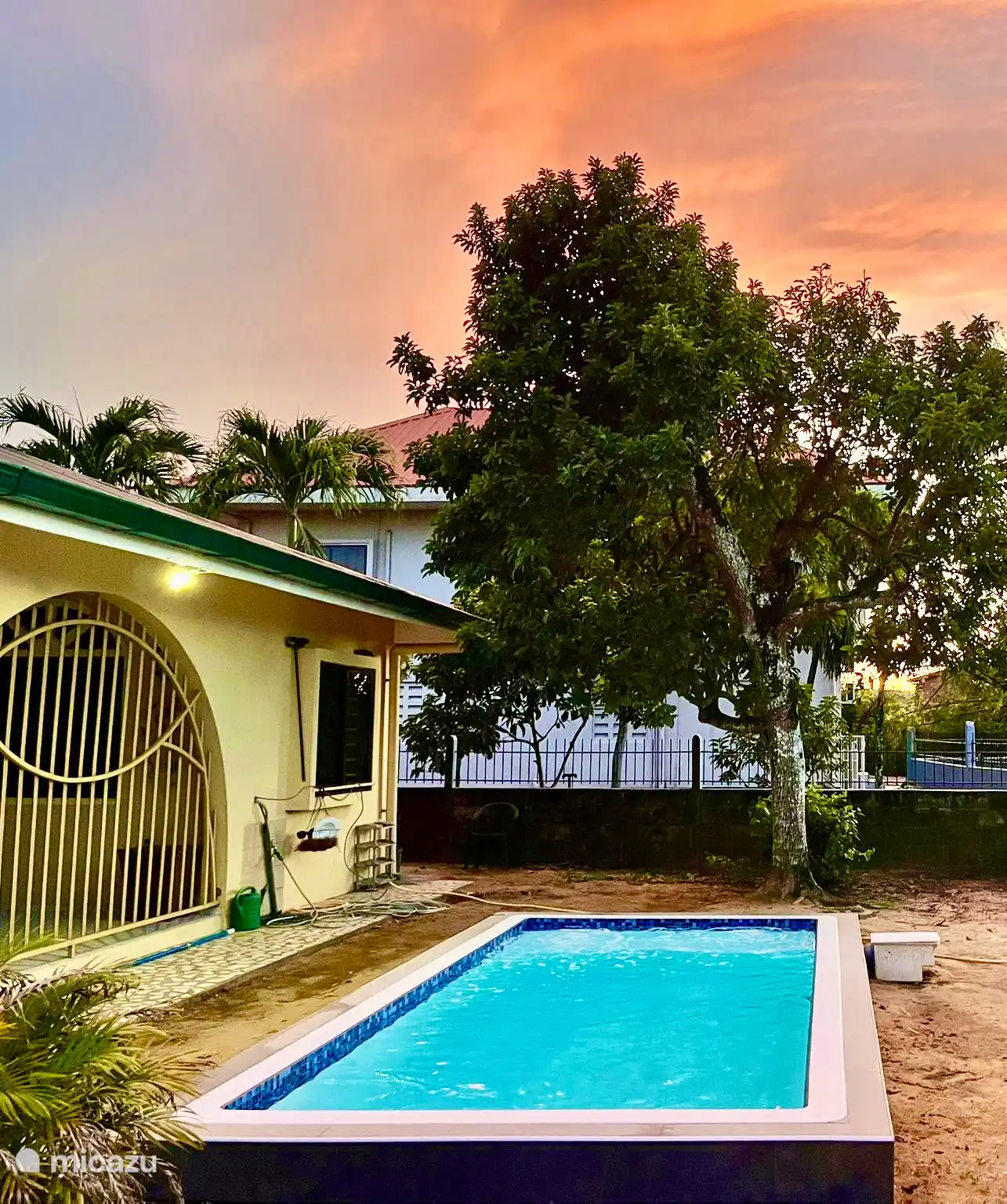 Piscina recién construida, césped a continuación