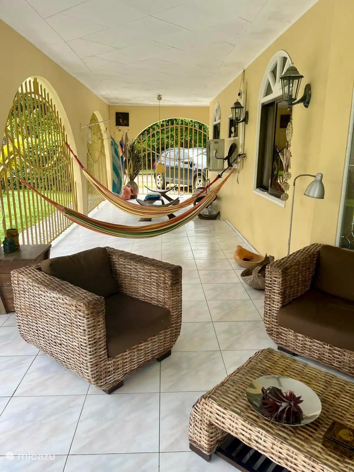 Compartimos terraza al aire libre con hamacas y asientos