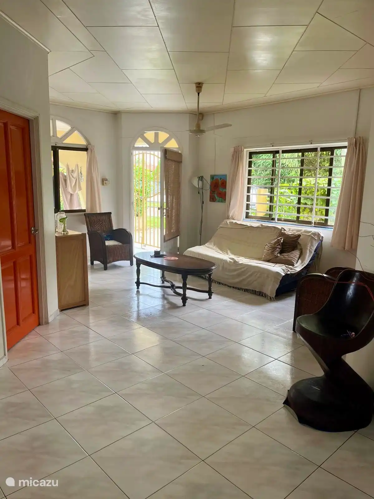 Salón con sofá, mesa de centro, televisor = muebles y sillas. Fan