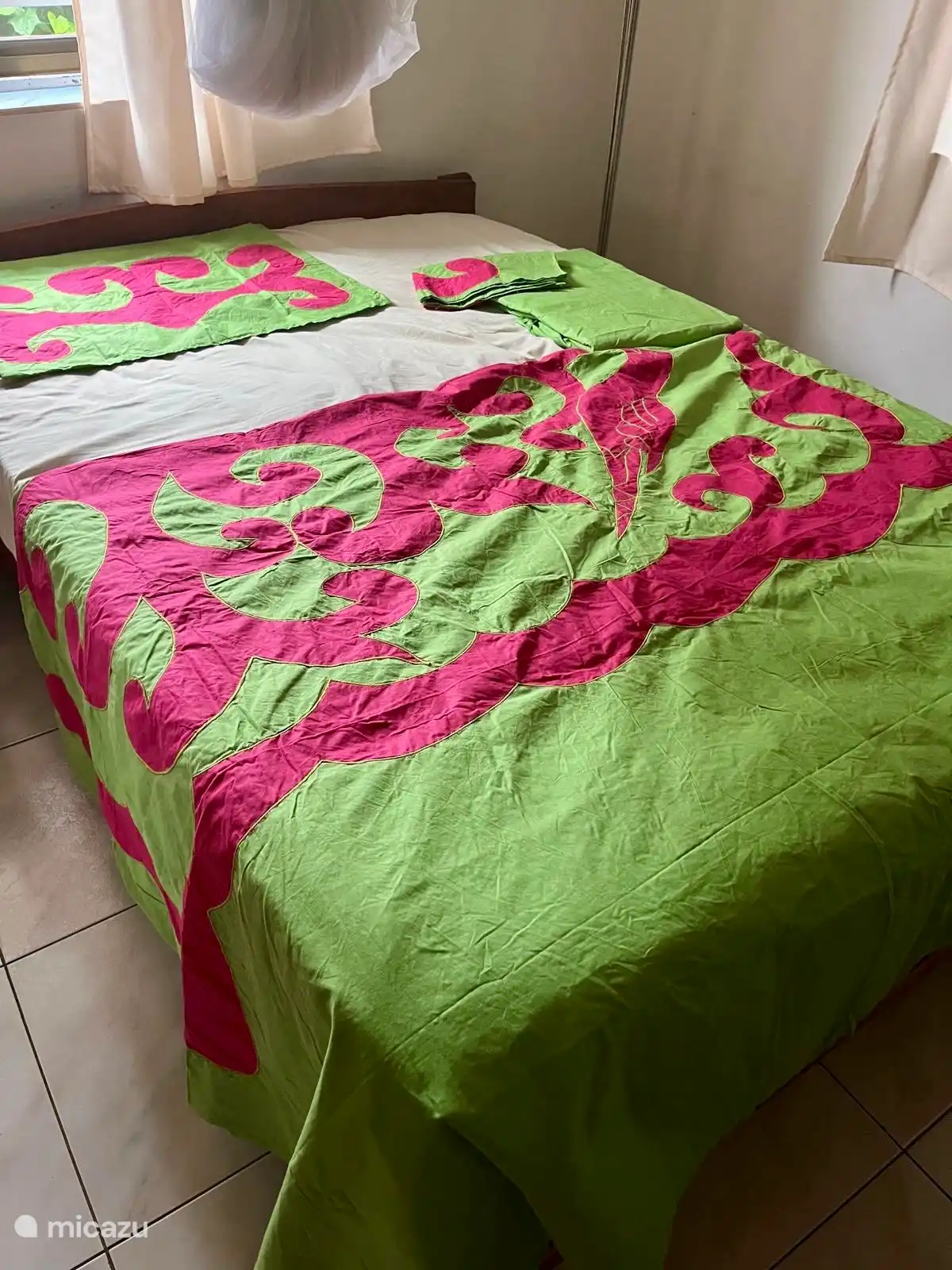 Segundo dormitorio con sábanas y fundas de almohada domésticas típicas y aire acondicionado