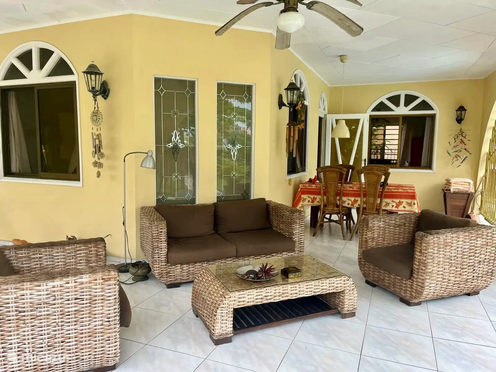 Terraza con asientos y mesa de comedor