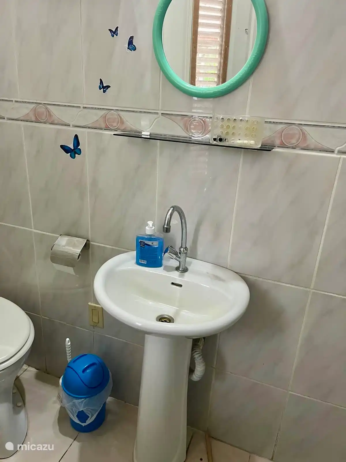 baño pequeño con inodoro, lavabo en ducha a puerta con agua caliente/fría