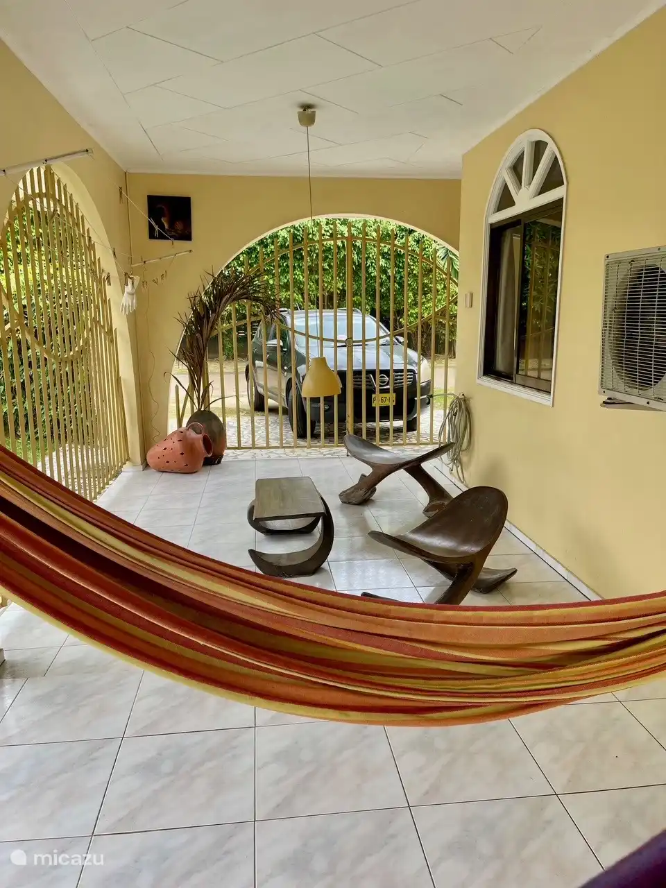 Achterkant terras achter hangmatten