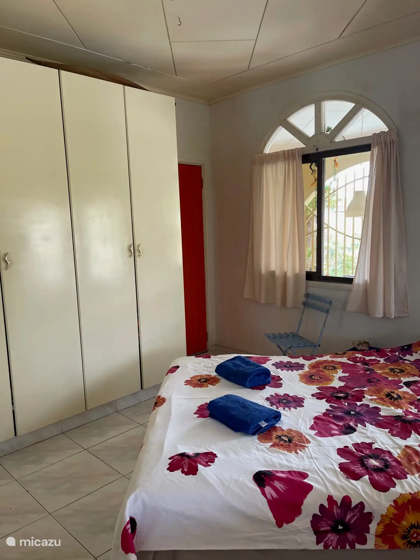 Kastenwand in grote slaapkamer, klamboe aanwezig