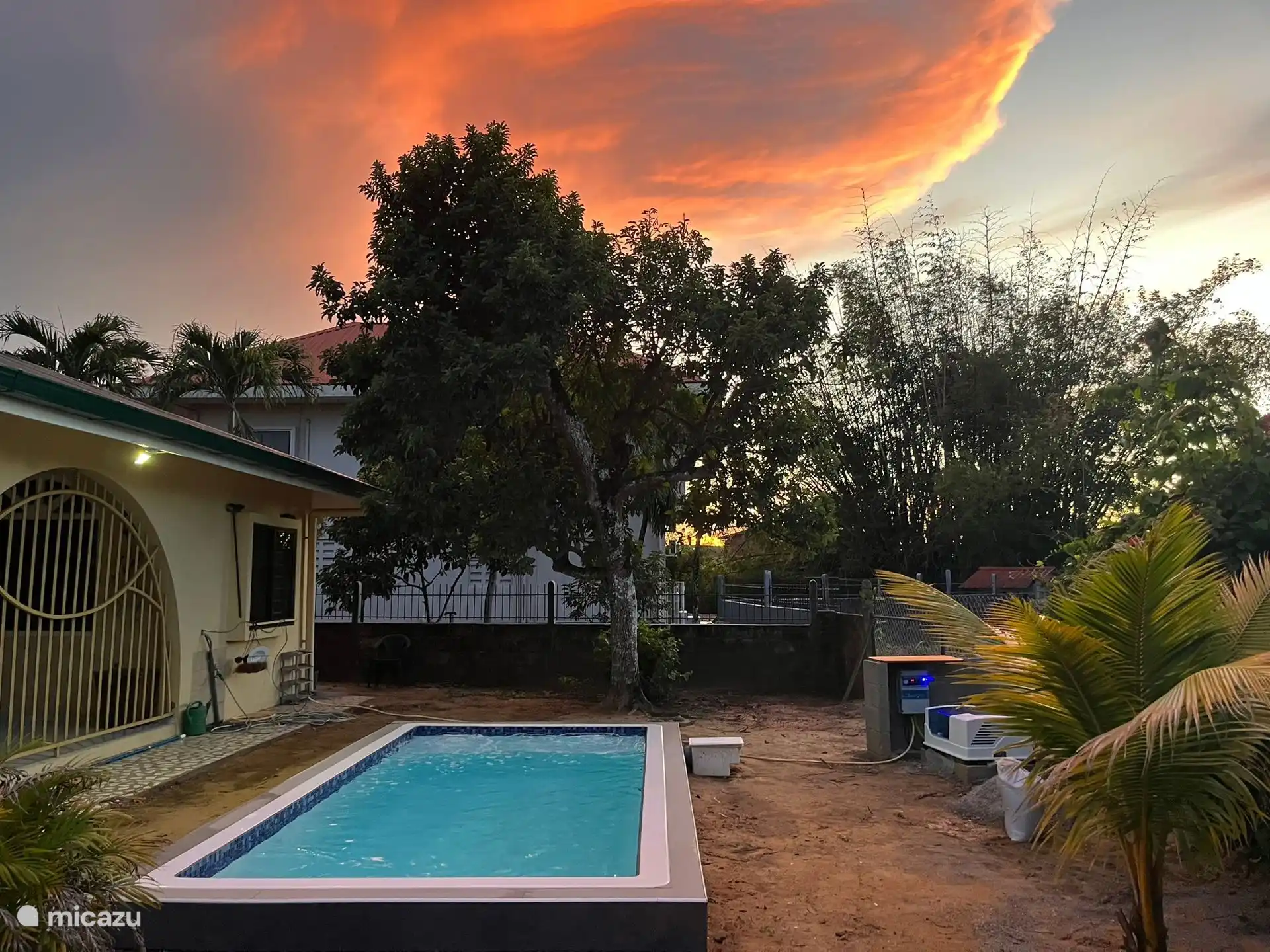 Atardecer, césped ya plantado