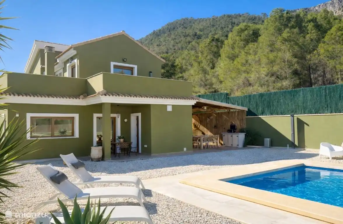 El jardín con piscina privada