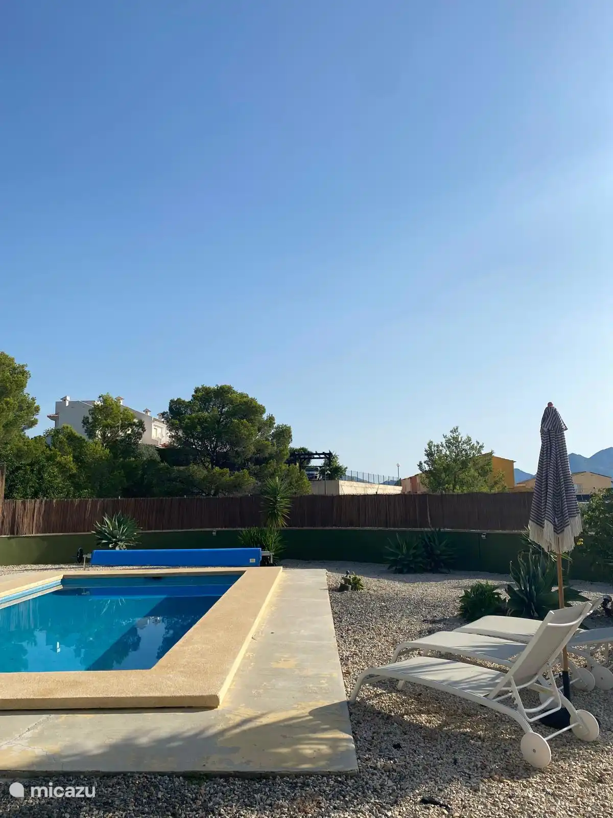 La vaste piscine chauffée