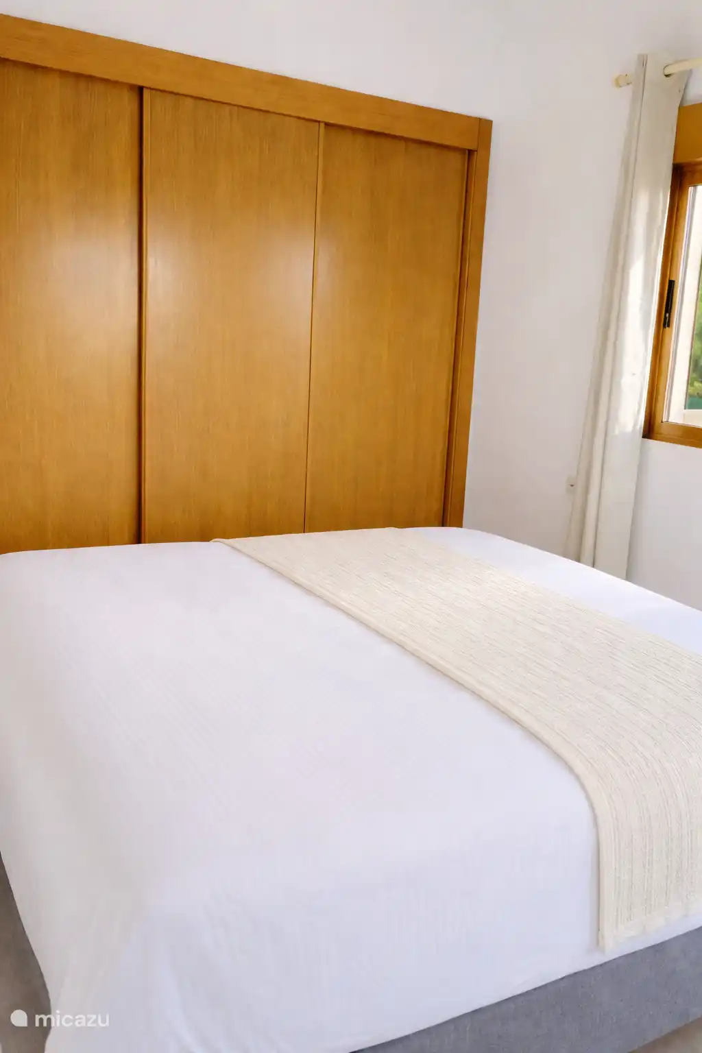 Dormitorio en la primera planta con terraza en la azotea