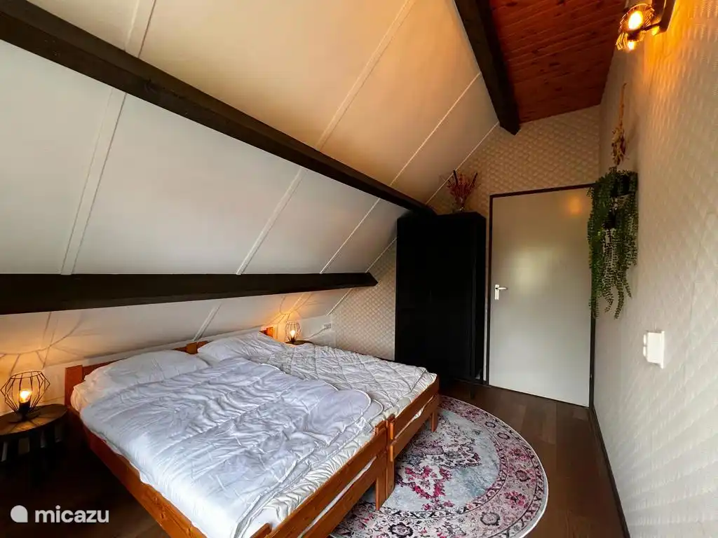 Chambre 2 avec lit double.  Peut aussi être divisé en deux lits simples. Un lit de camp peut aussi tenir ici.