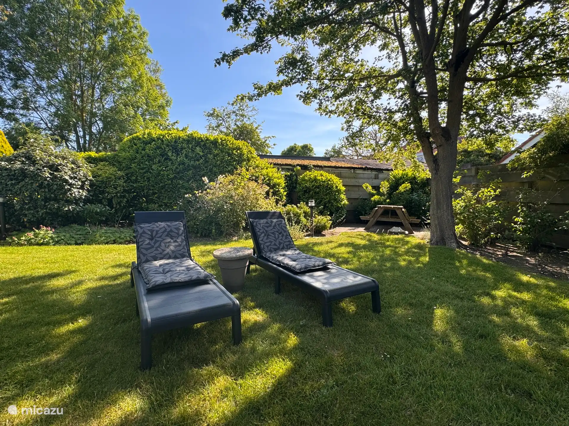 Genoeg zon en schaduwplekken in de tuin. Derde terras met picnictafel achterin.