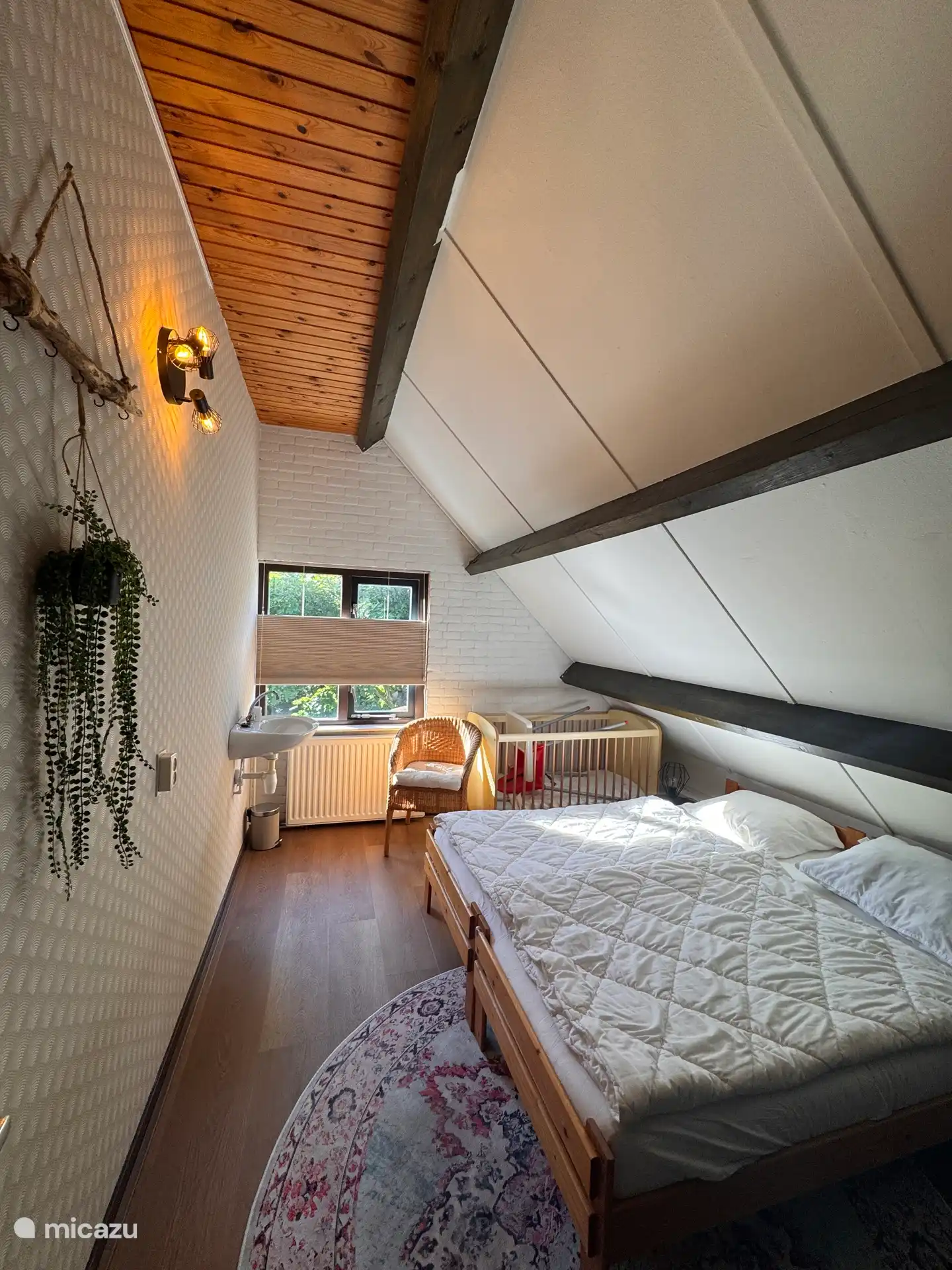 Slaapkamer 2 met tweepersoonsbed.  Ook te splitsen in twee éénpersoonsbedden. Hier staat ook een kinderbedje bij.