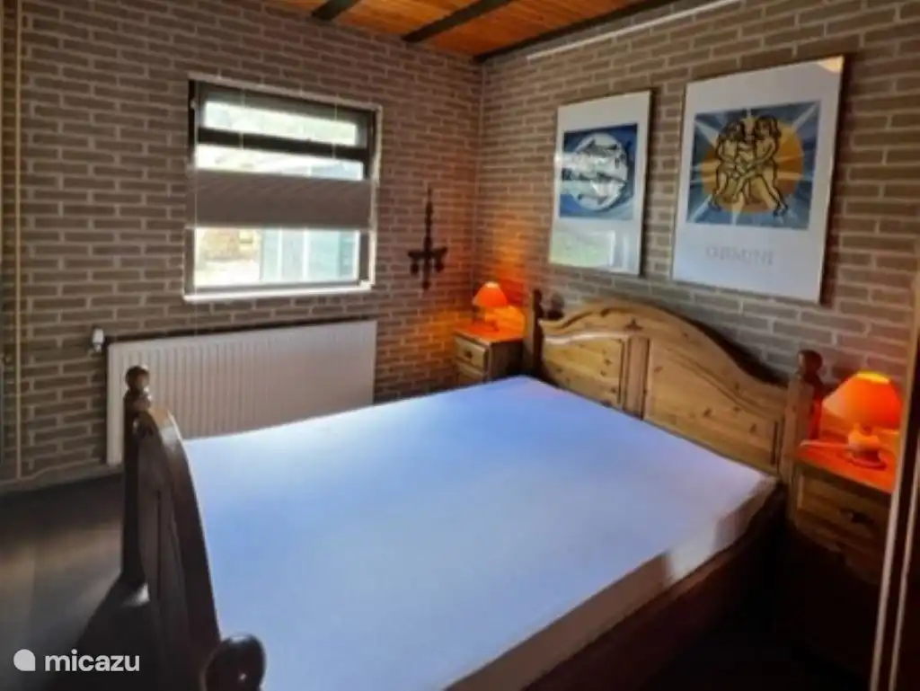 Chambre 1 avec lit double. Cette chambre est au rez-de-chaussée.