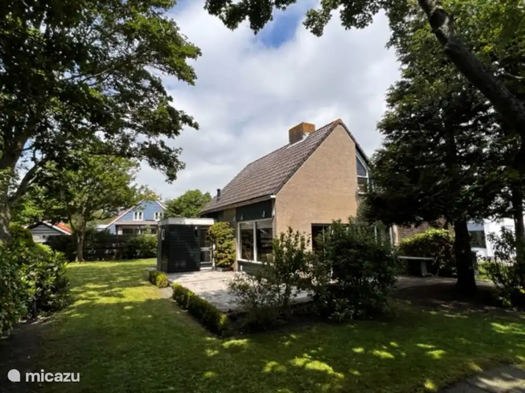 La terrasse et le jardin sur le côté du cottage.
