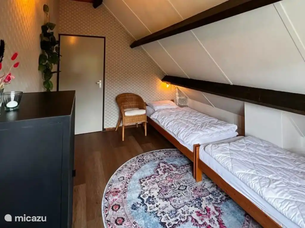 Chambre 3 avec deux lits simples.