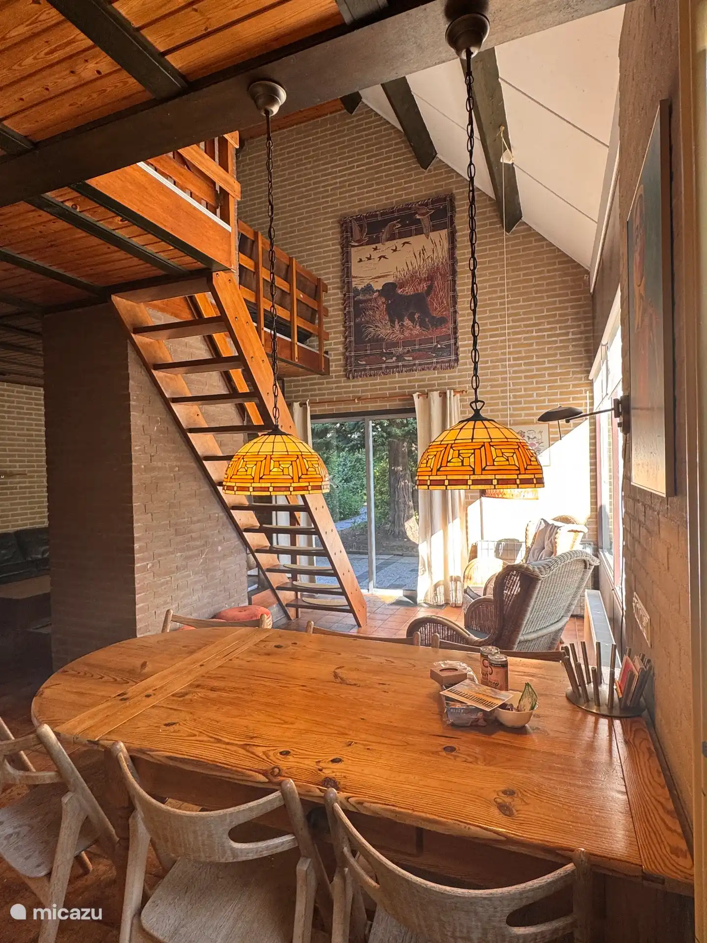 Zonnig zitje naast de eettafel, makkelijk contact met de vide op de eerste etage.