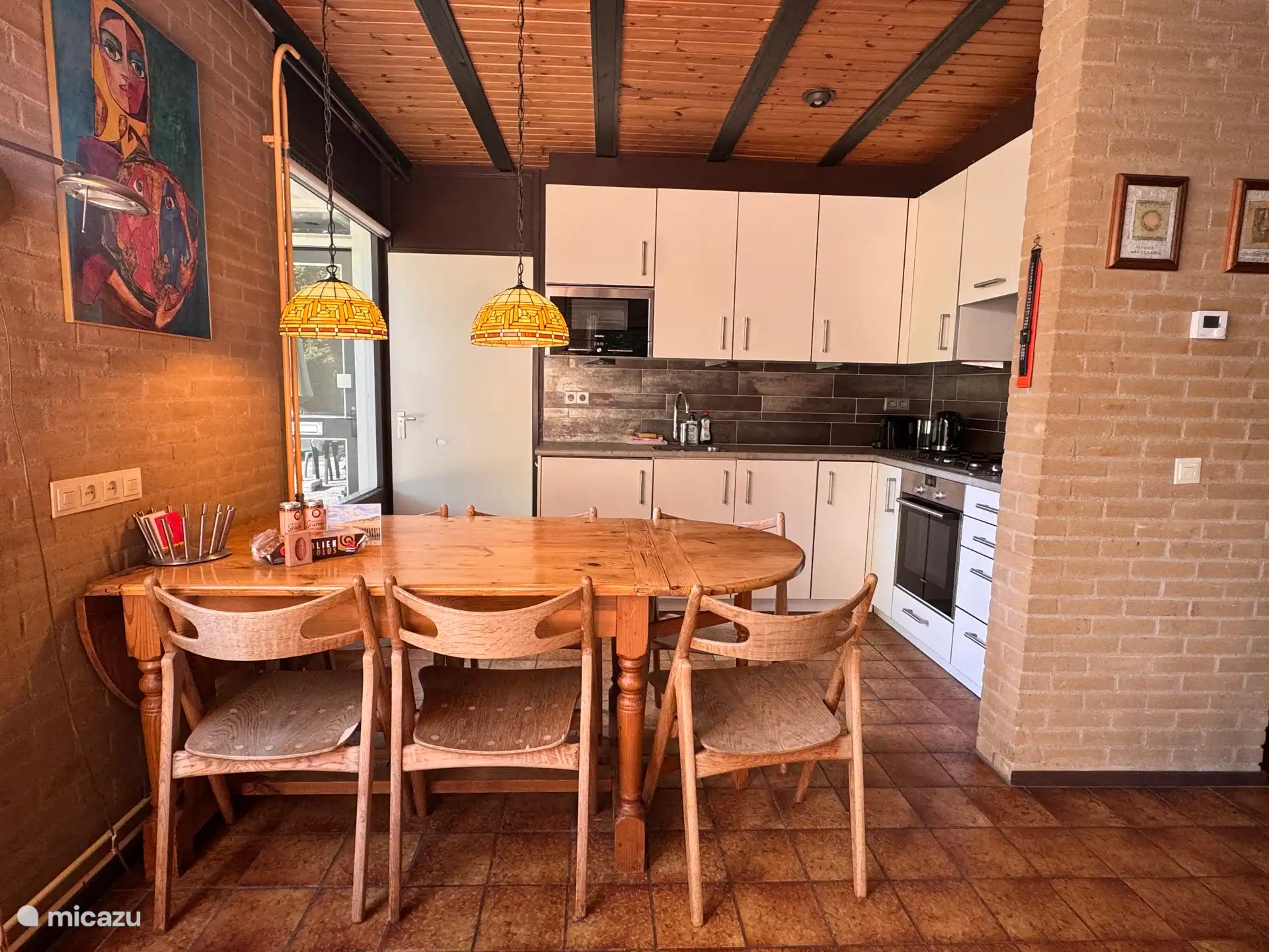Open keuken met eethoek voor 6 personen.