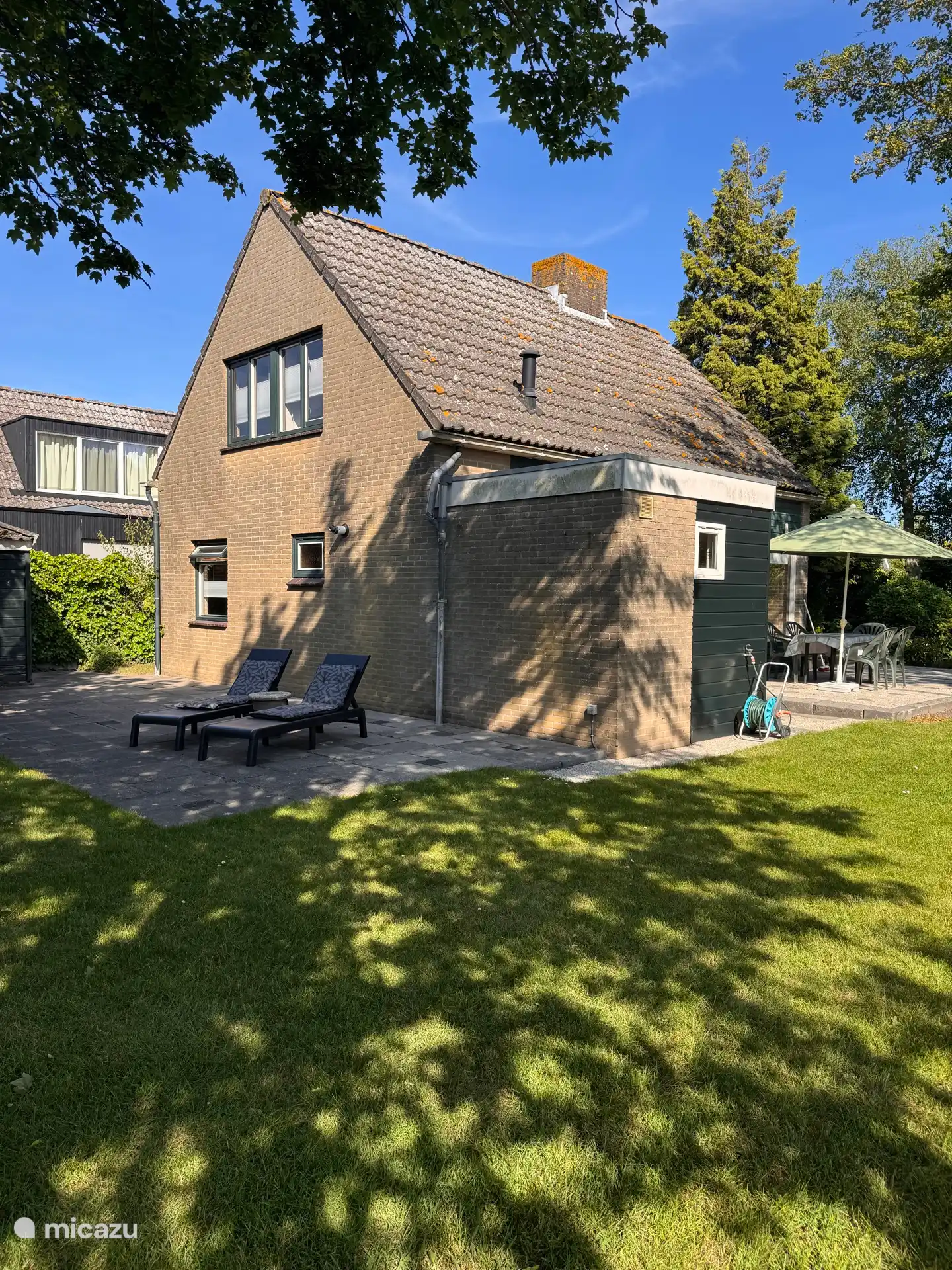 Achterkant van het huis met een tweede terras.