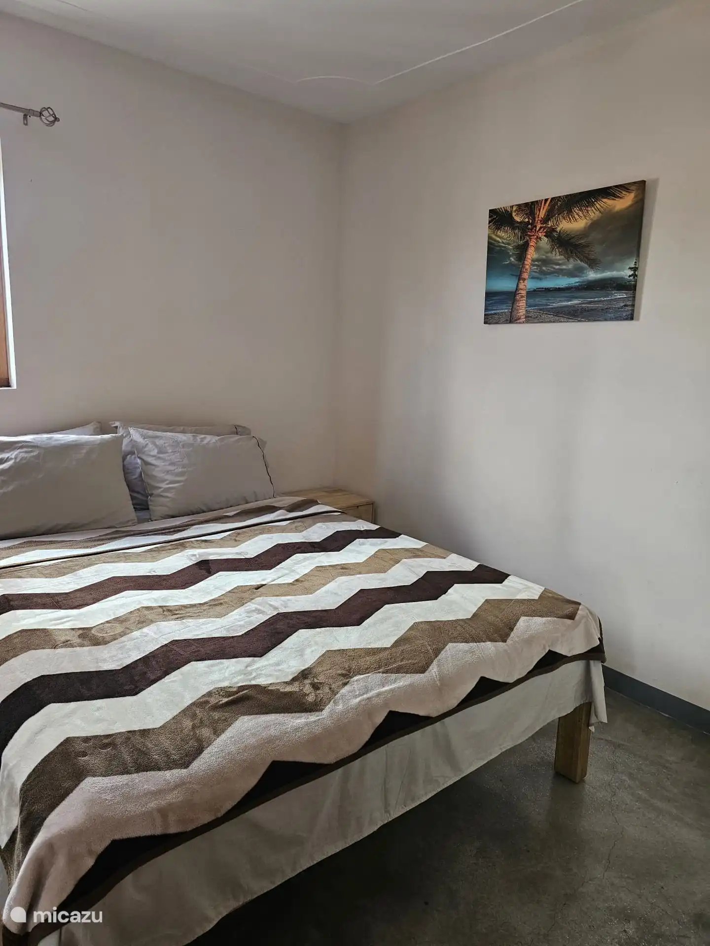 La chambre dispose de la climatisation, d’un lit 2p et de porte-linges