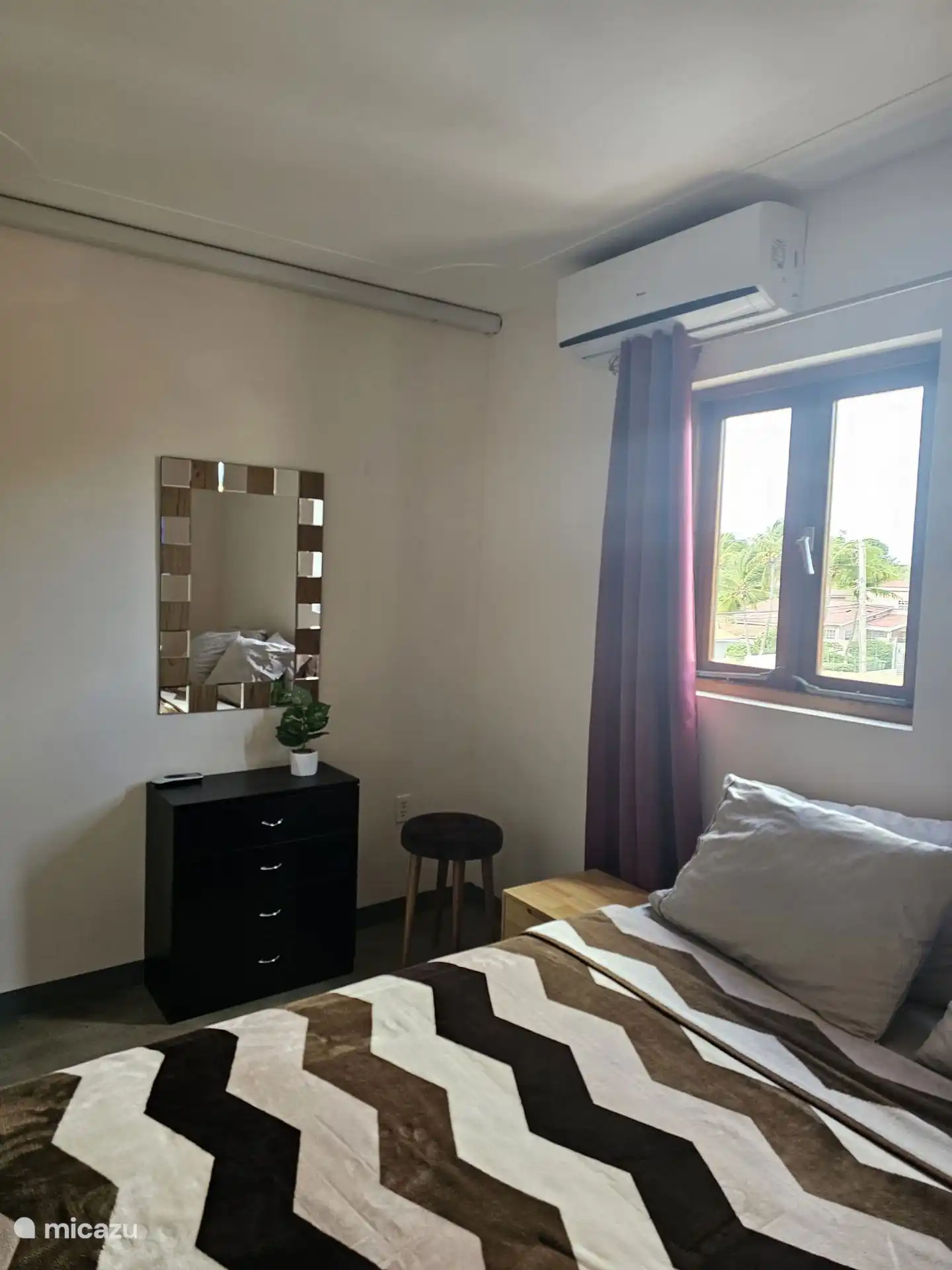 Chambre avec commode, miroir, lit 2p.