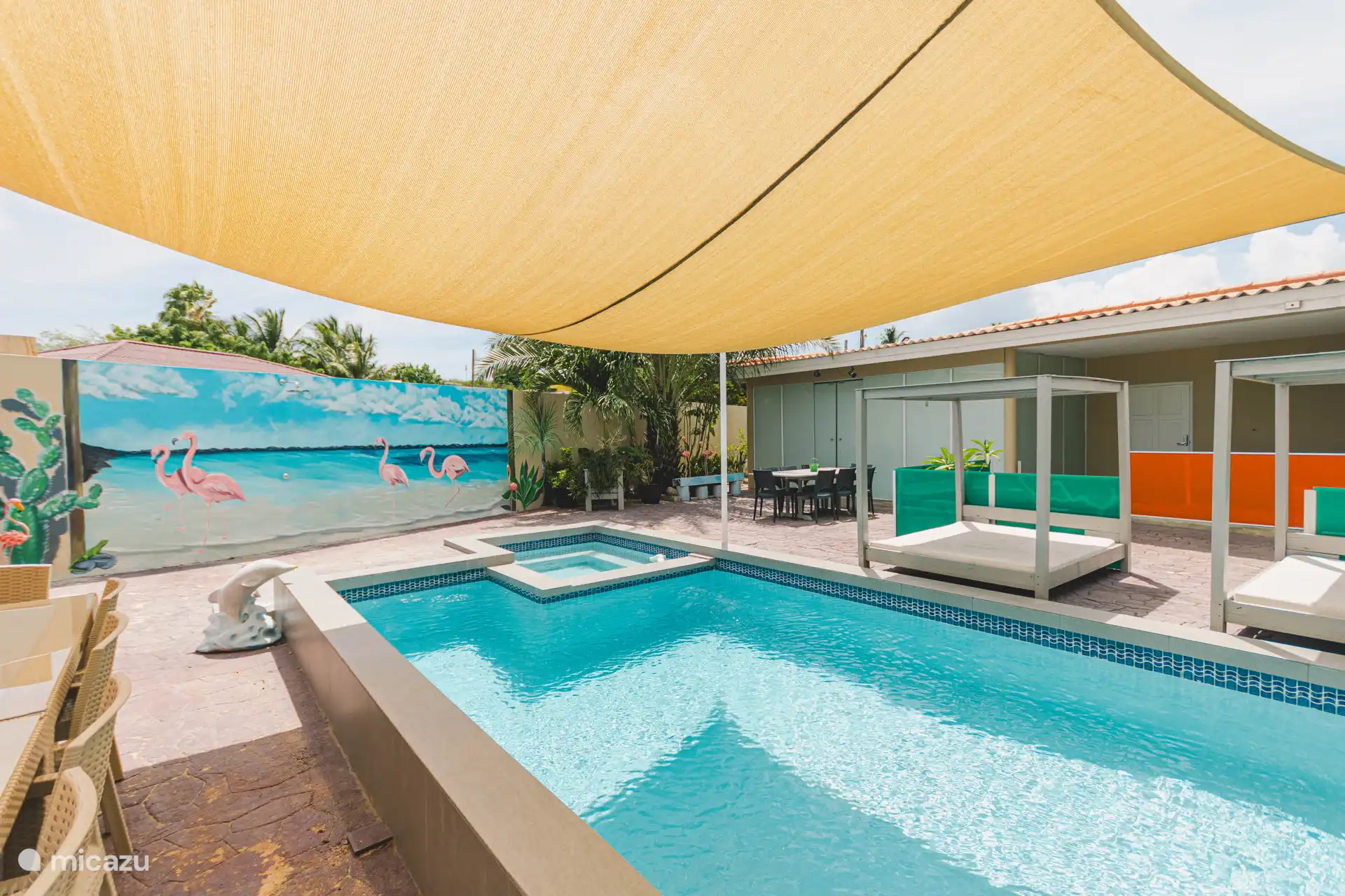Terrasse avec piscine, jacuzzi, douche extérieure et chaises longues