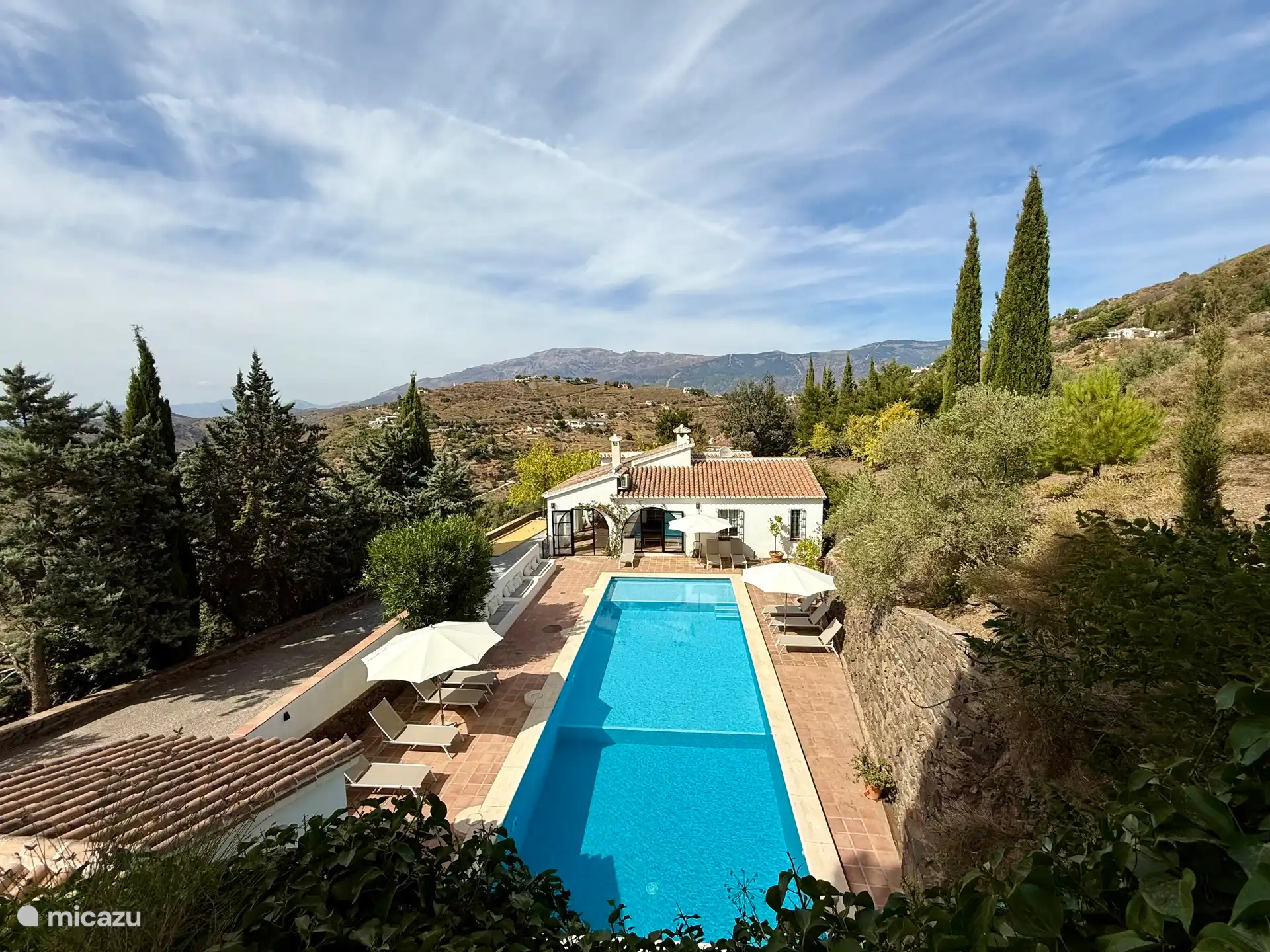 hoofdhuis, tuin en zwembad