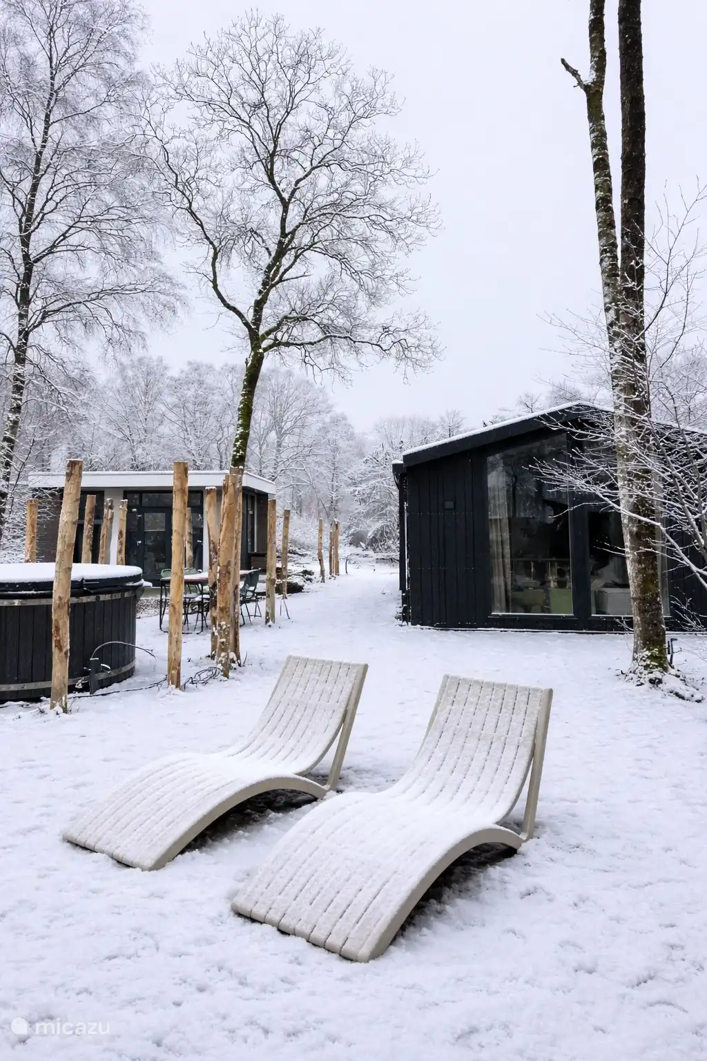 Boshuisje Nero in de sneeuw met loungeligbanken, hottub XL 5-6 personen met massagejets en verlichting 