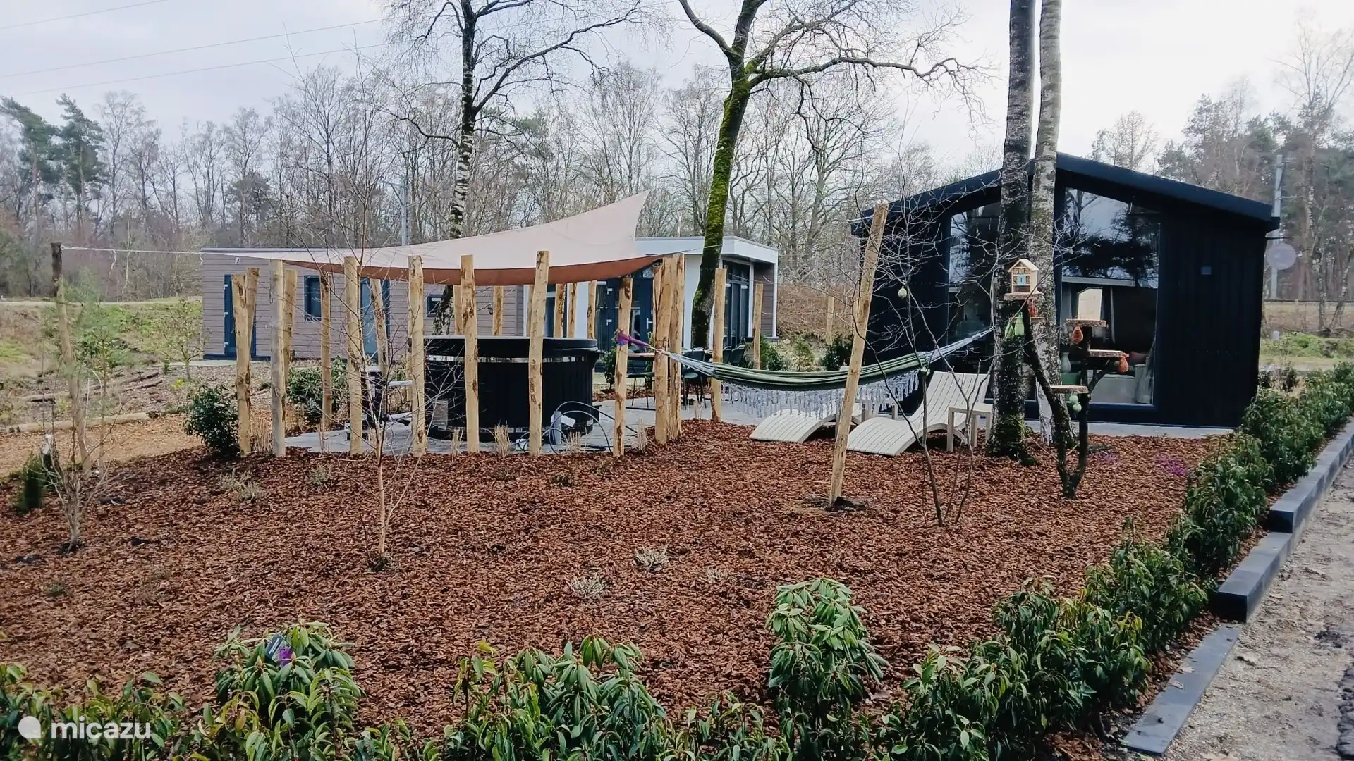 Wellness bij Boshuisje Nero, hottub XL 5-6 personen, hangmat, twee lounge ligbedden 