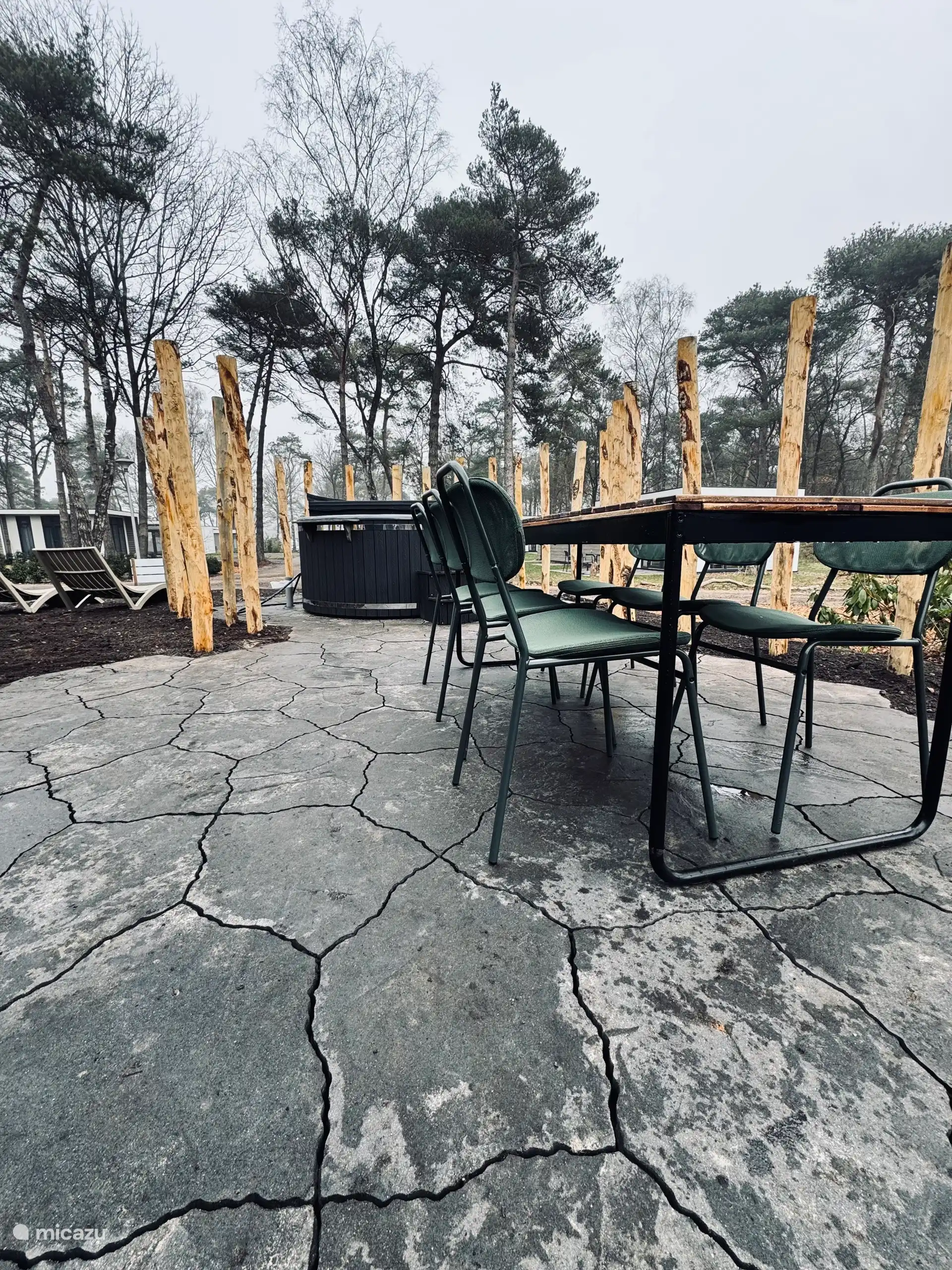 Terras met tuinstel, prive hottub op warmtepomp aangedreven en twee loungeligbedden 