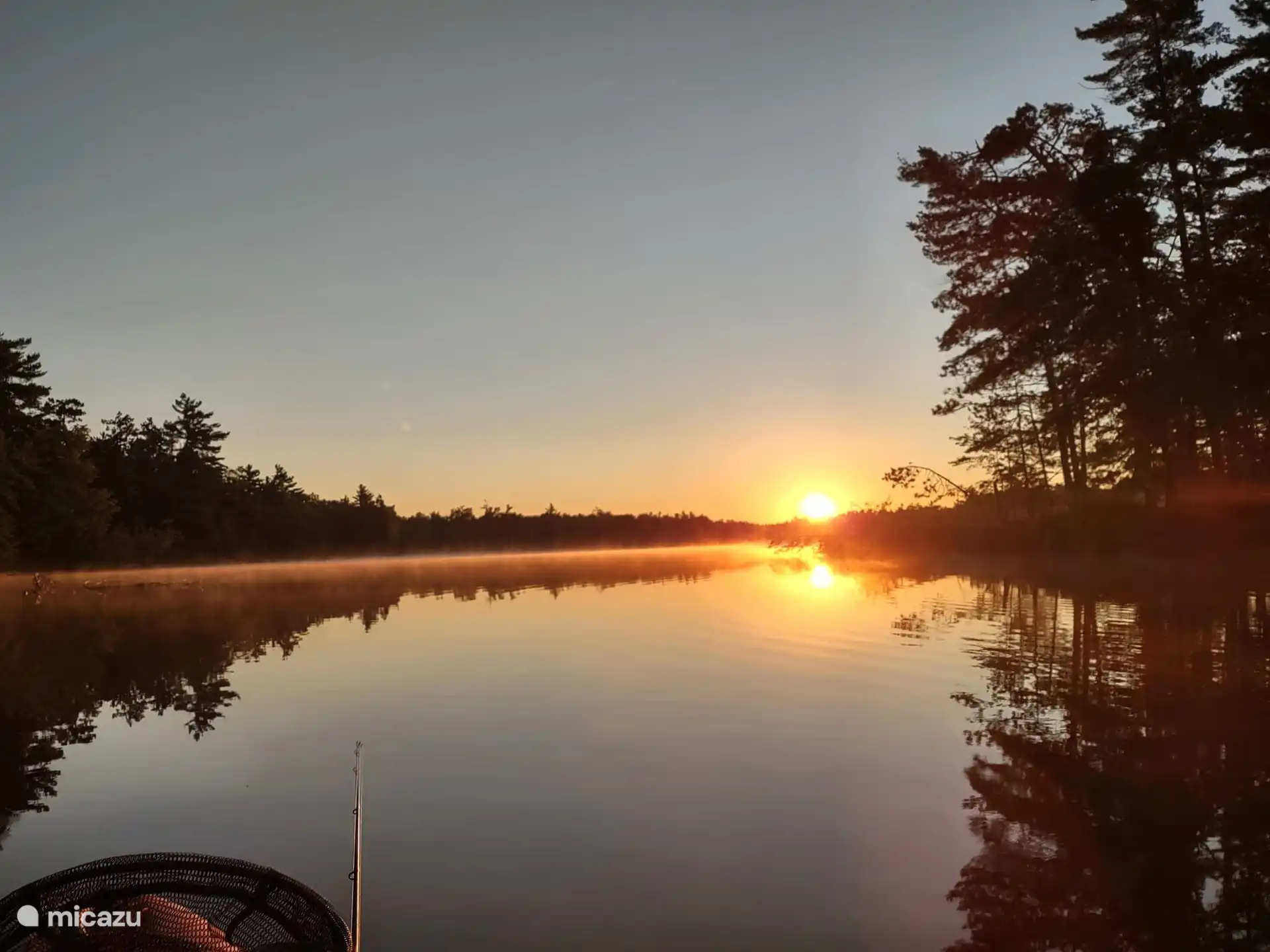 Vissen bij de vissentrap bij rivier de Regge