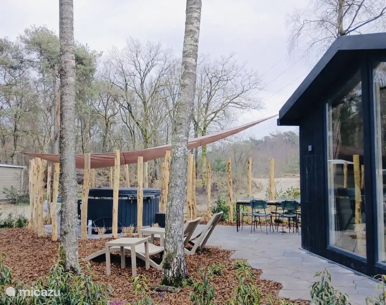 Boshuisje Nero est une cabine de luxe indépendante avec un jacuzzi XL avec jets de massage et éclairage, deux fauteuils longs, un hamac et un mobilier de jardin pour 6 personnes 