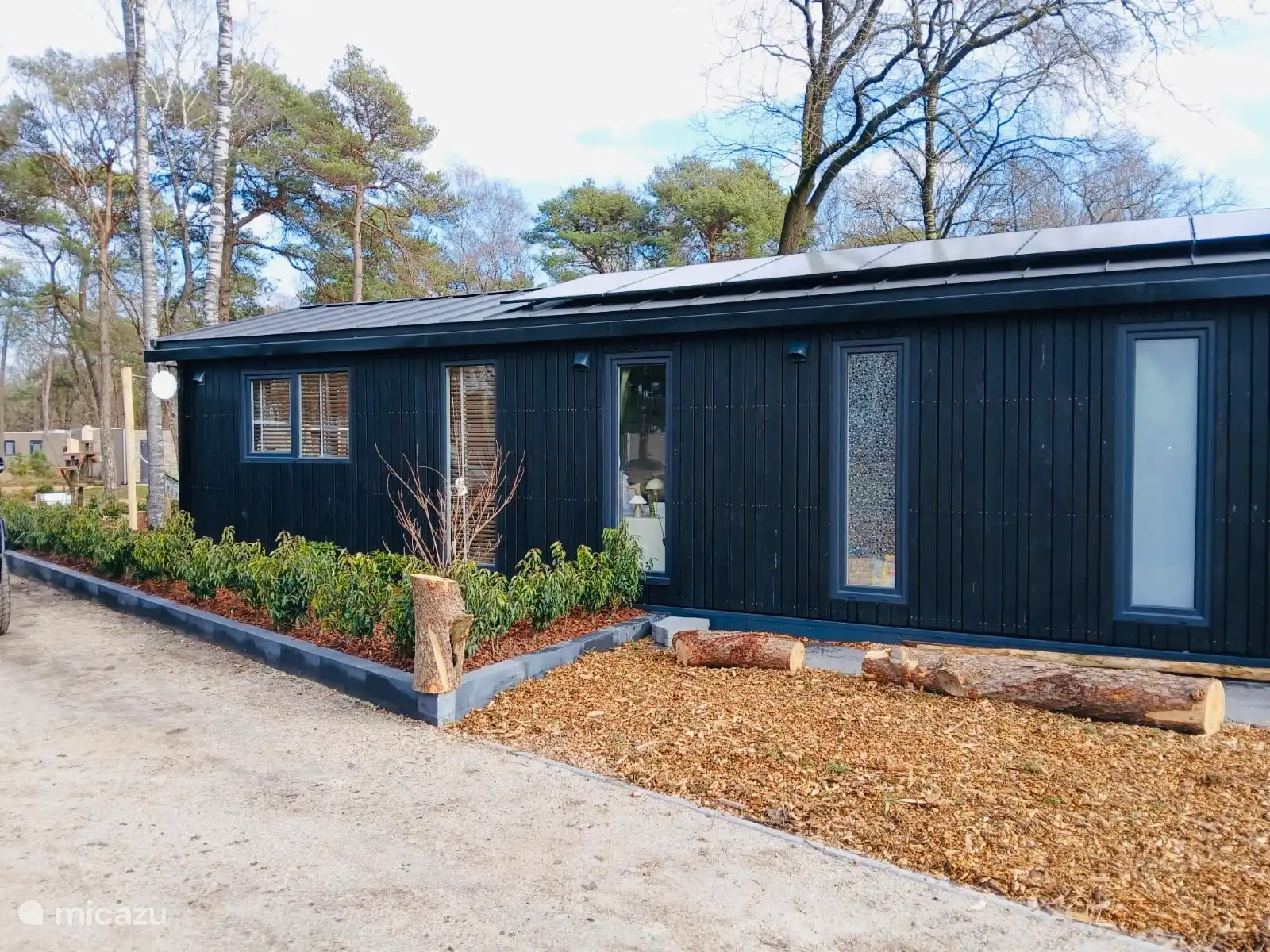 Boshuisje Nero is vrijstaand en ligt aan de bosrand. Het heeft twee prive parkeerplaatsen en een fietsnietje. Het gehele huis heeft verlichting op beweegsensoren. 