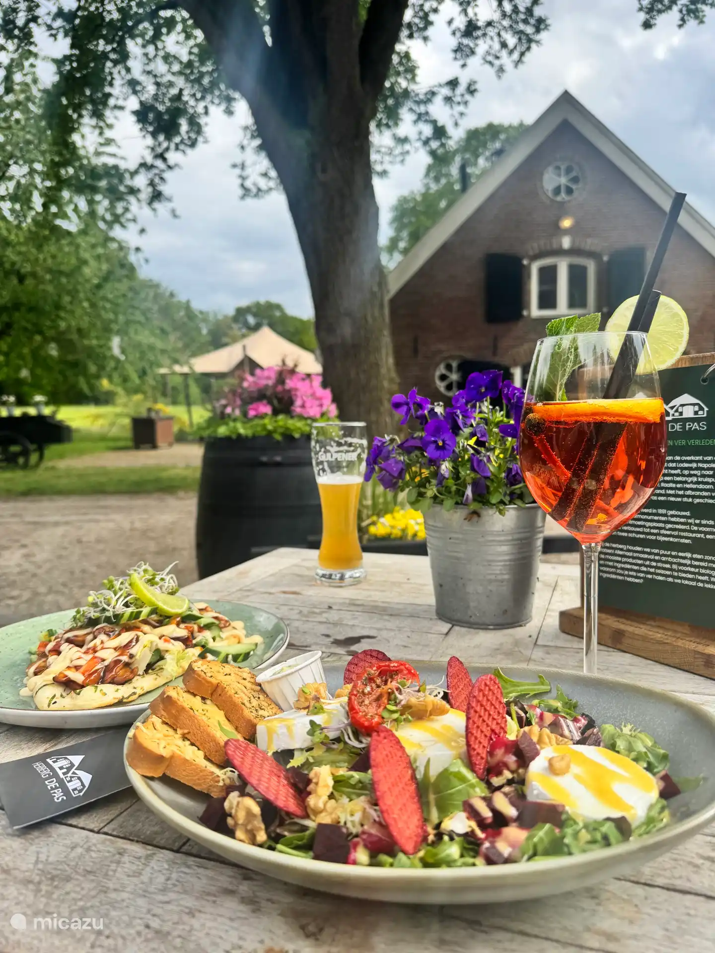 Delicioso almuerzo en Haarle, a poca distancia a pie de la cabaña forestal Nero 